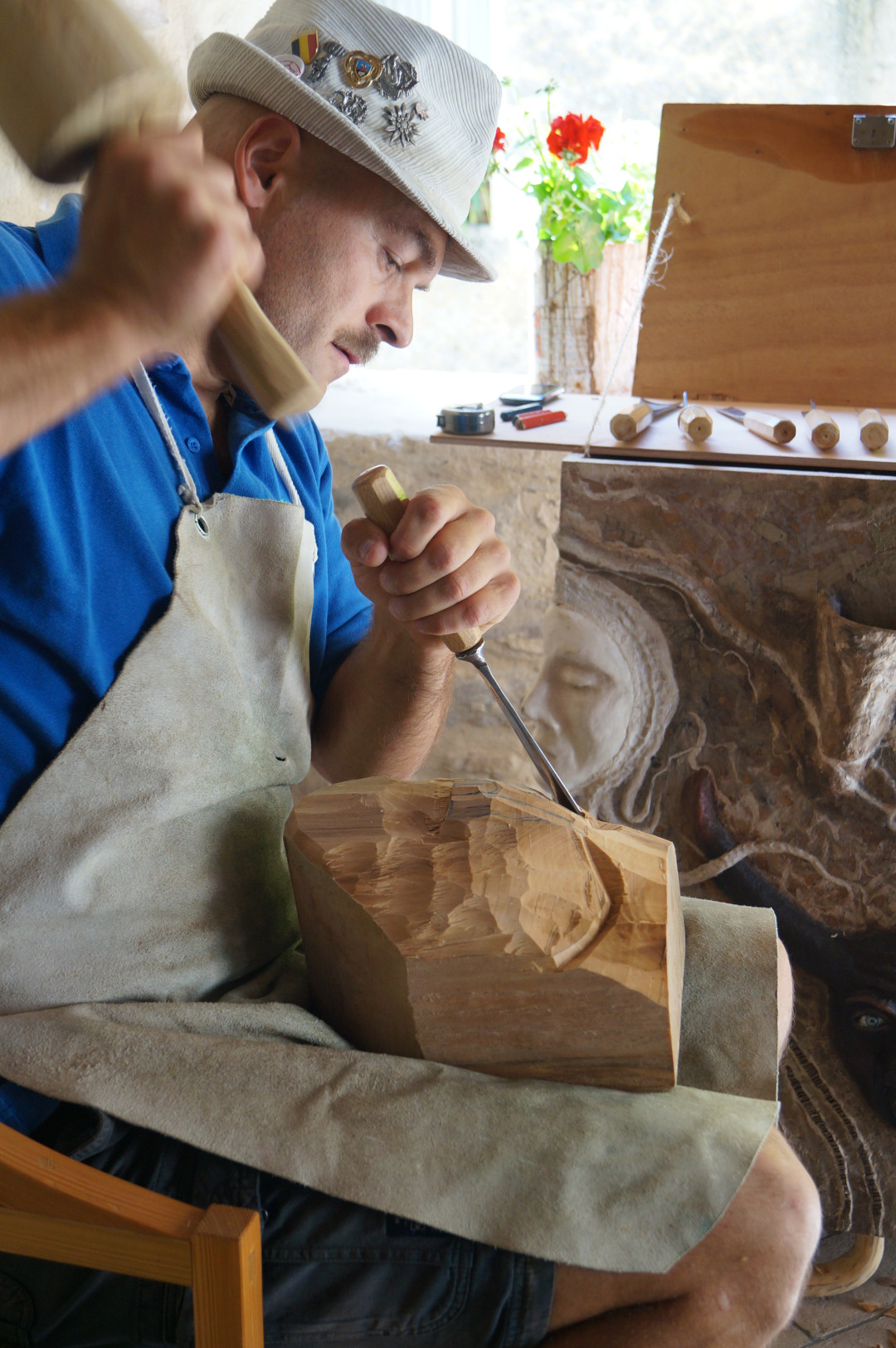 Izdelovalec maske, Bijače. Foto: Špela Ledinek Lozej