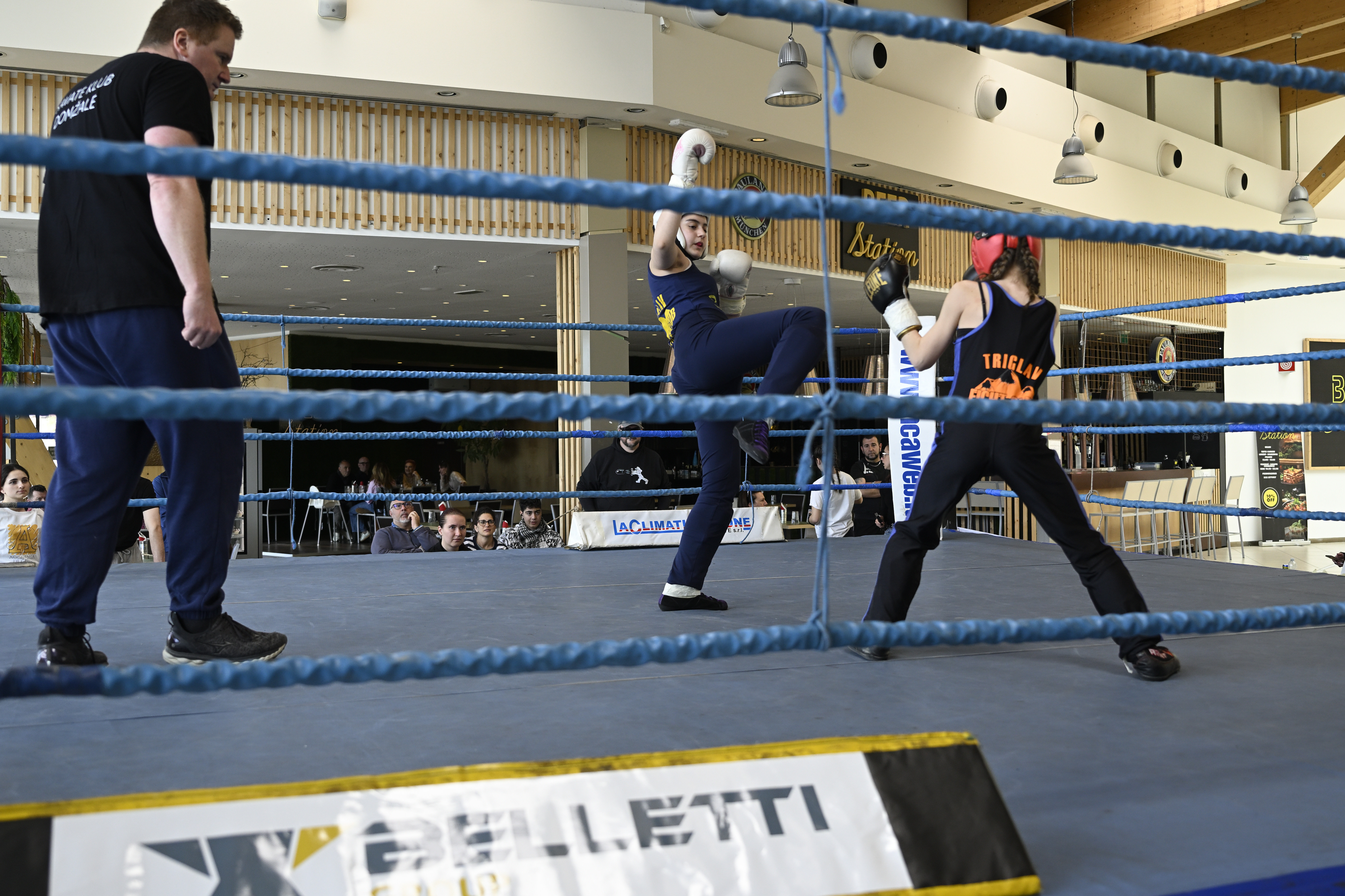 Savate dokazuje: borilne veščine so za vsako žensko – naše tekmovalke zasijale v Trstu