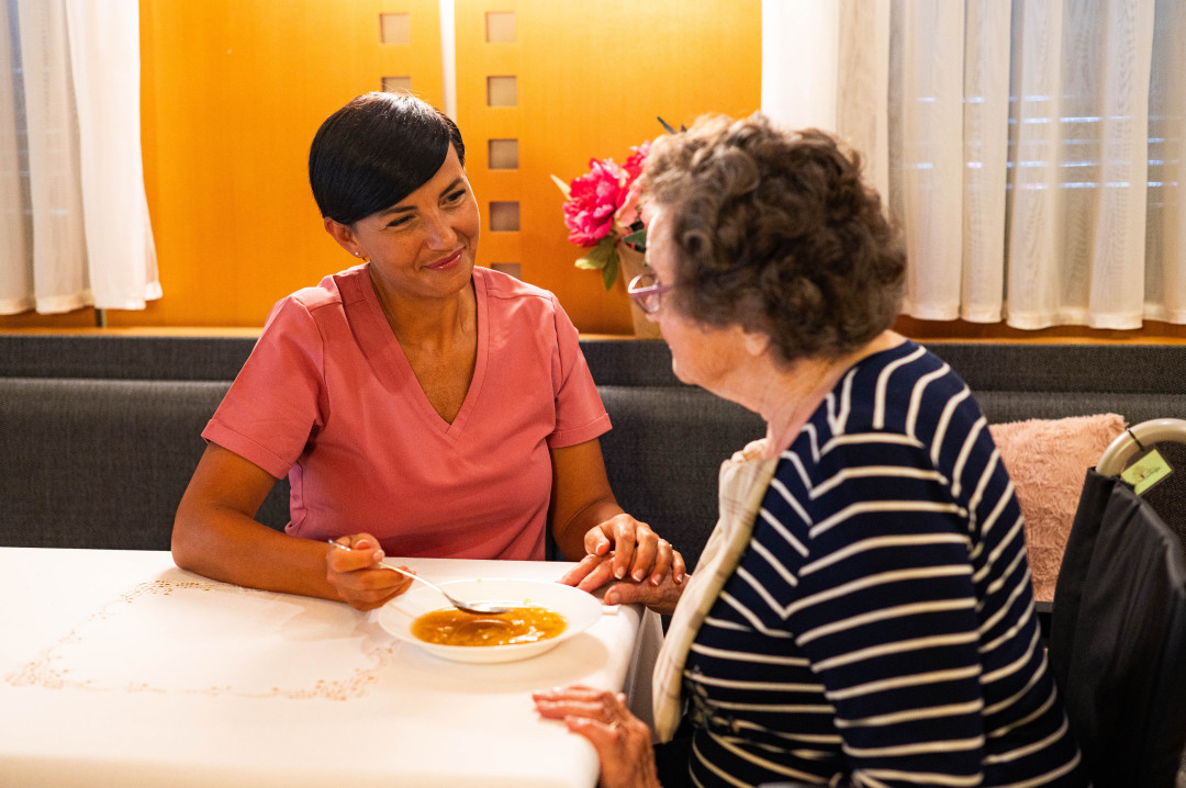 Ko oseba z demenco noče jesti: kaj lahko naredite takoj