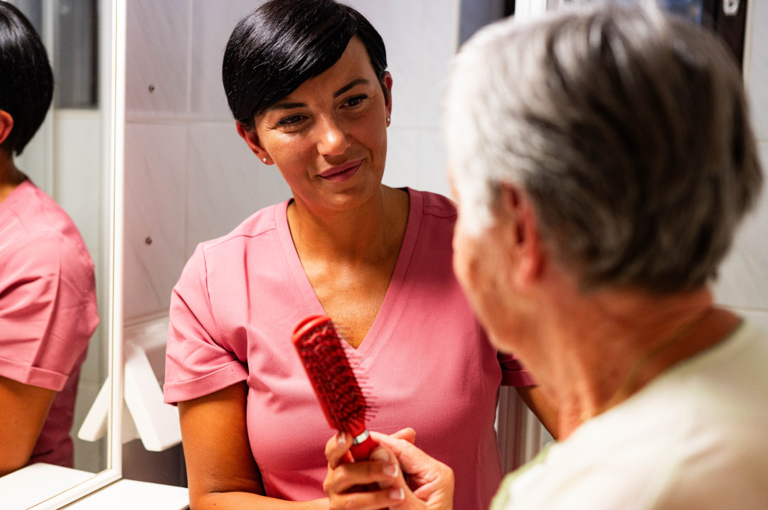 Zakaj oseba z demenco zavrača tuširanje in kako ji pomagati