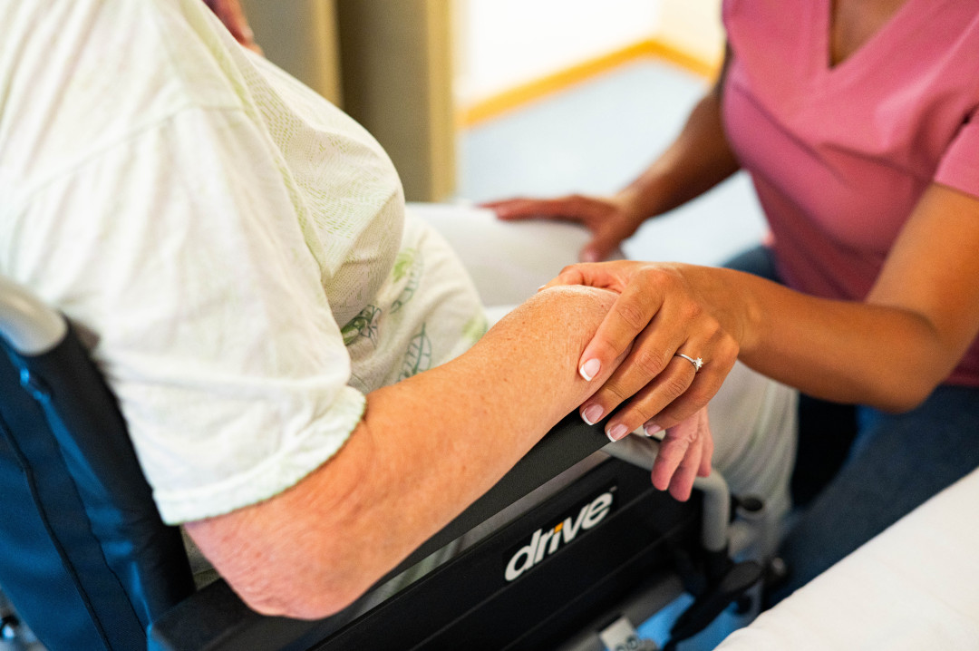 Zapre oči. Ne odide.