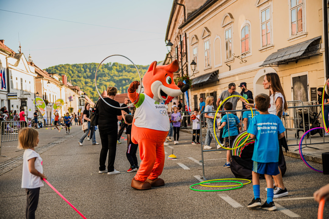 Mini olimpijada 2025: središče Brežic v znamenju športa in otrok