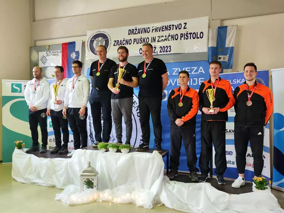 LARA ZORKO DRŽAVNA PRVAKINJA, GREGOR KUHAR USTRELIL 570 KROGOV IN V FINALU, ČLANI EKIPNO 3., URŠKA GMAJNIČ V FINALU!