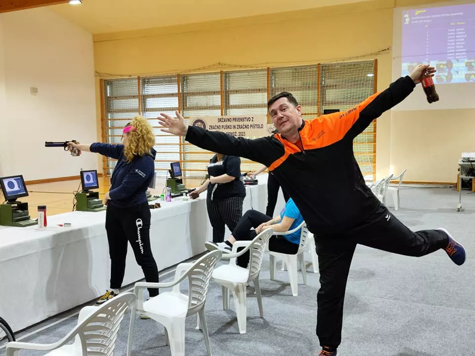 LARA ZORKO DRŽAVNA PRVAKINJA, GREGOR KUHAR USTRELIL 570 KROGOV IN V FINALU, ČLANI EKIPNO 3., URŠKA GMAJNIČ V FINALU!