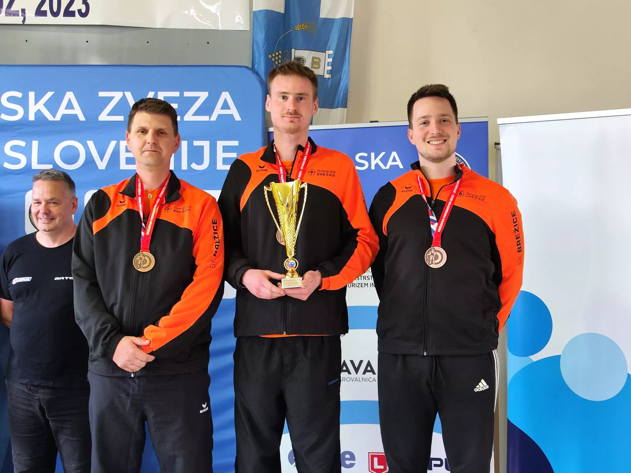 LARA ZORKO DRŽAVNA PRVAKINJA, GREGOR KUHAR USTRELIL 570 KROGOV IN V FINALU, ČLANI EKIPNO 3., URŠKA GMAJNIČ V FINALU!