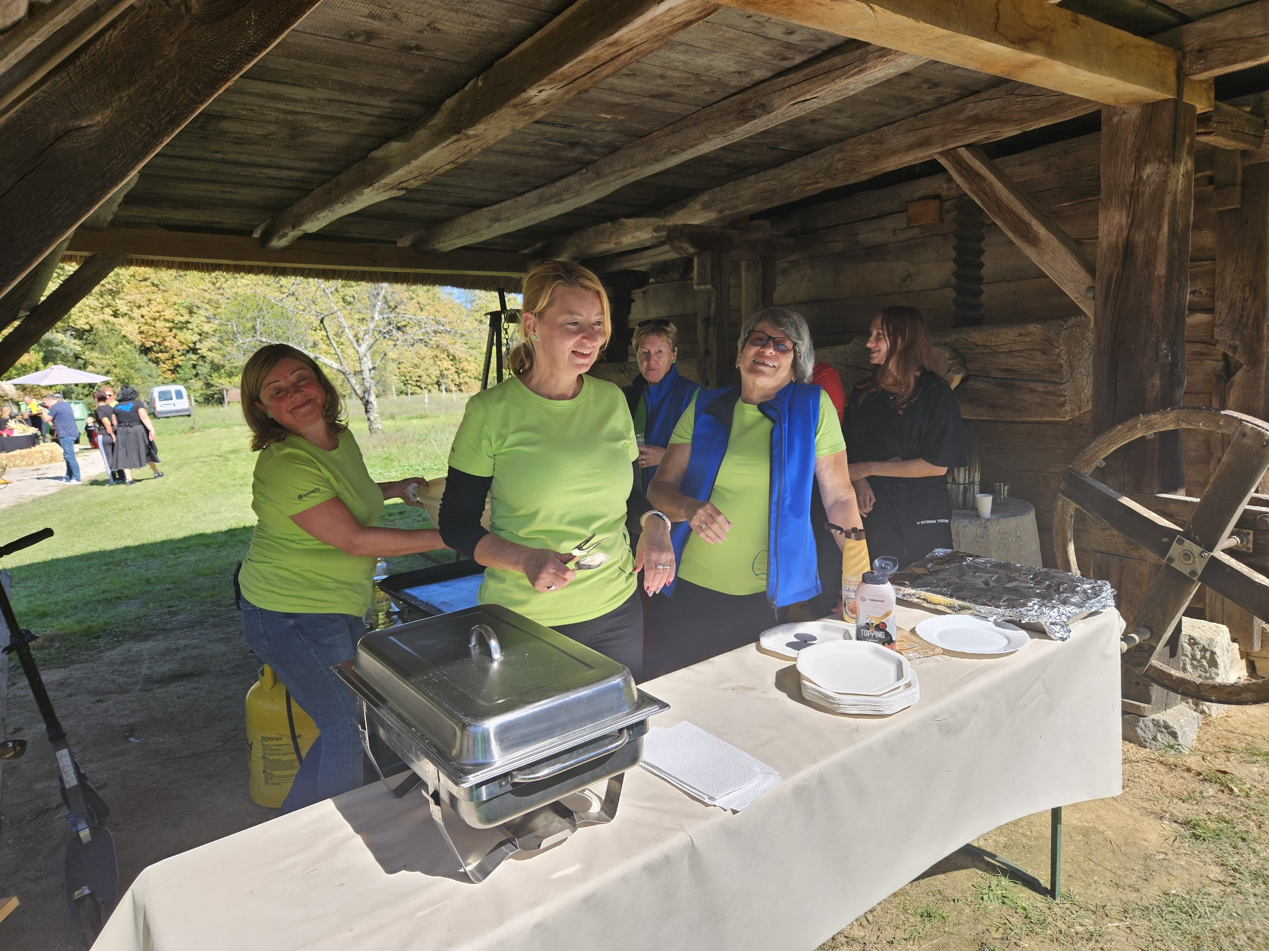 Artiški dnevi 2024 -Ekipa, ki pripravlja palačinke