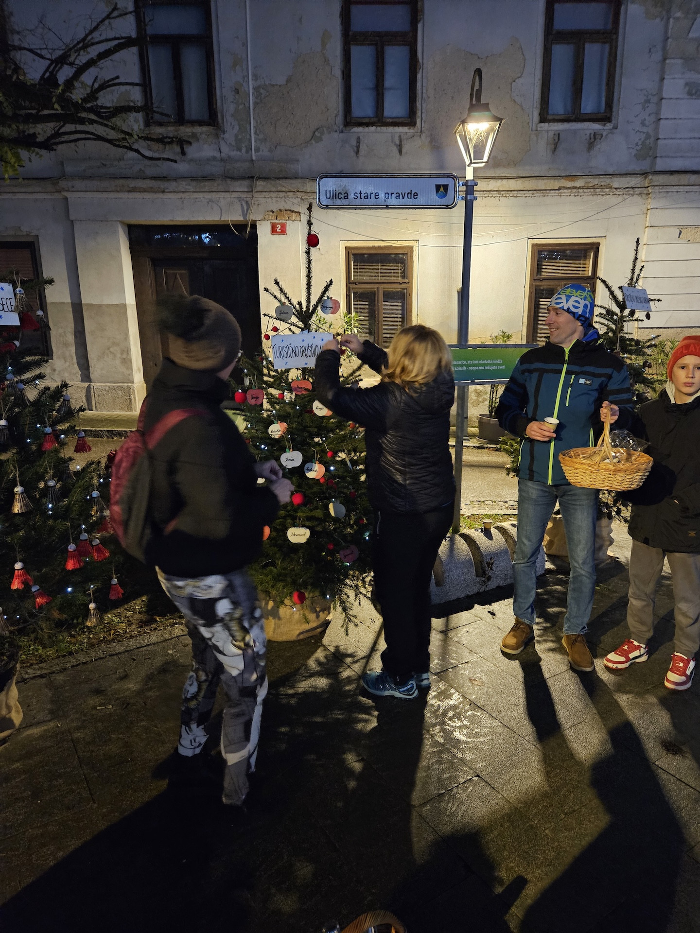 Okraševanje smrečic v Brežicah
