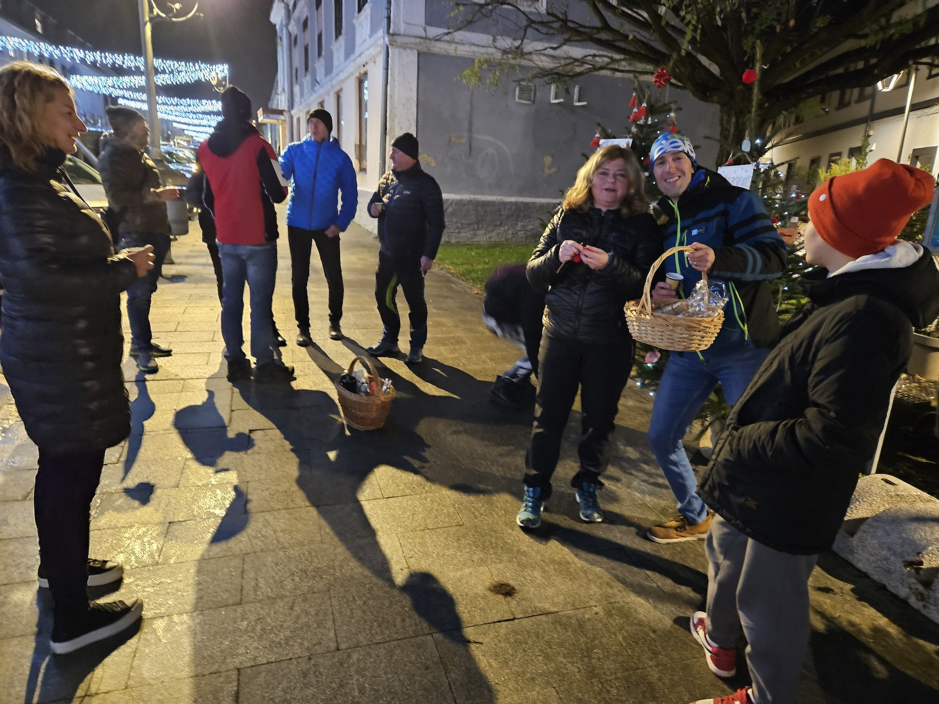 Okraševanje smrečic v Brežicah