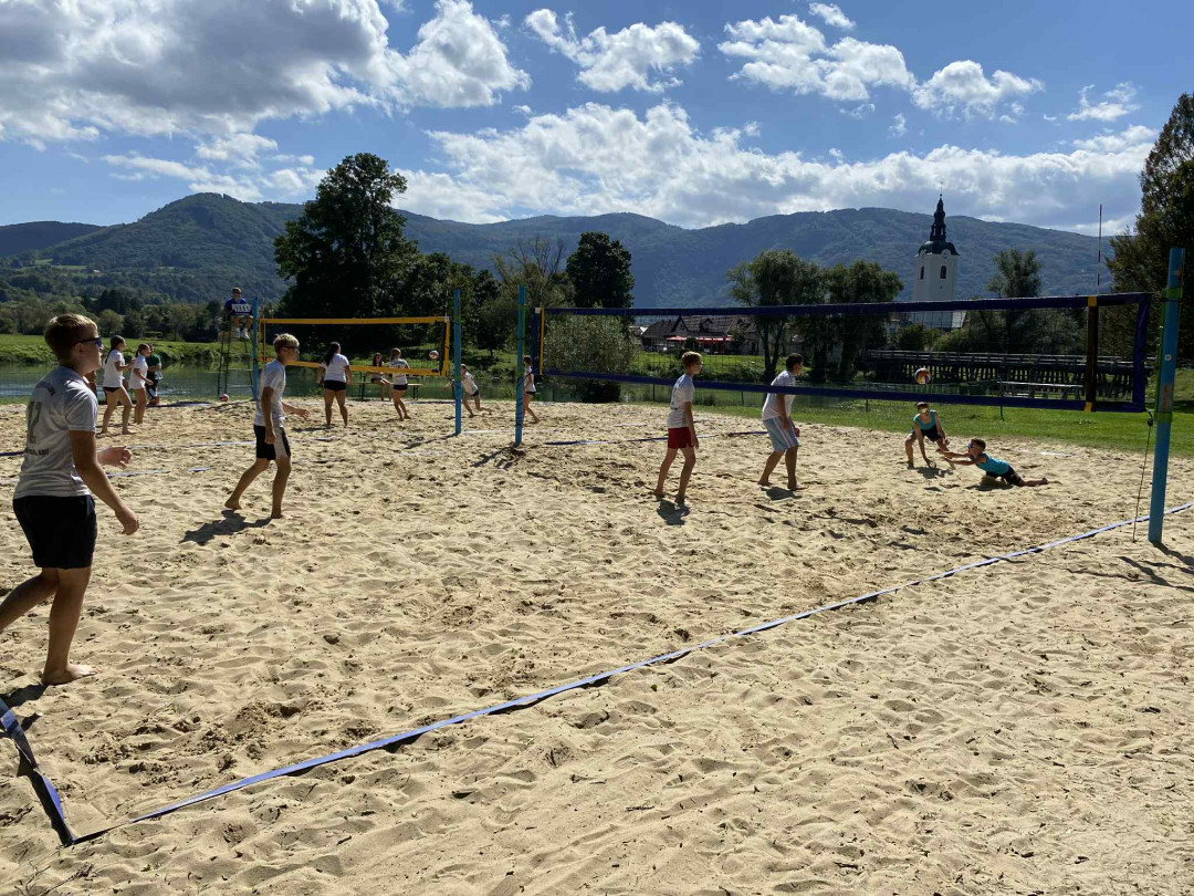 OŠ Kostanjevica in OŠ Leskovec zmagovalca regijskega prvenstva v odbojki na mivki