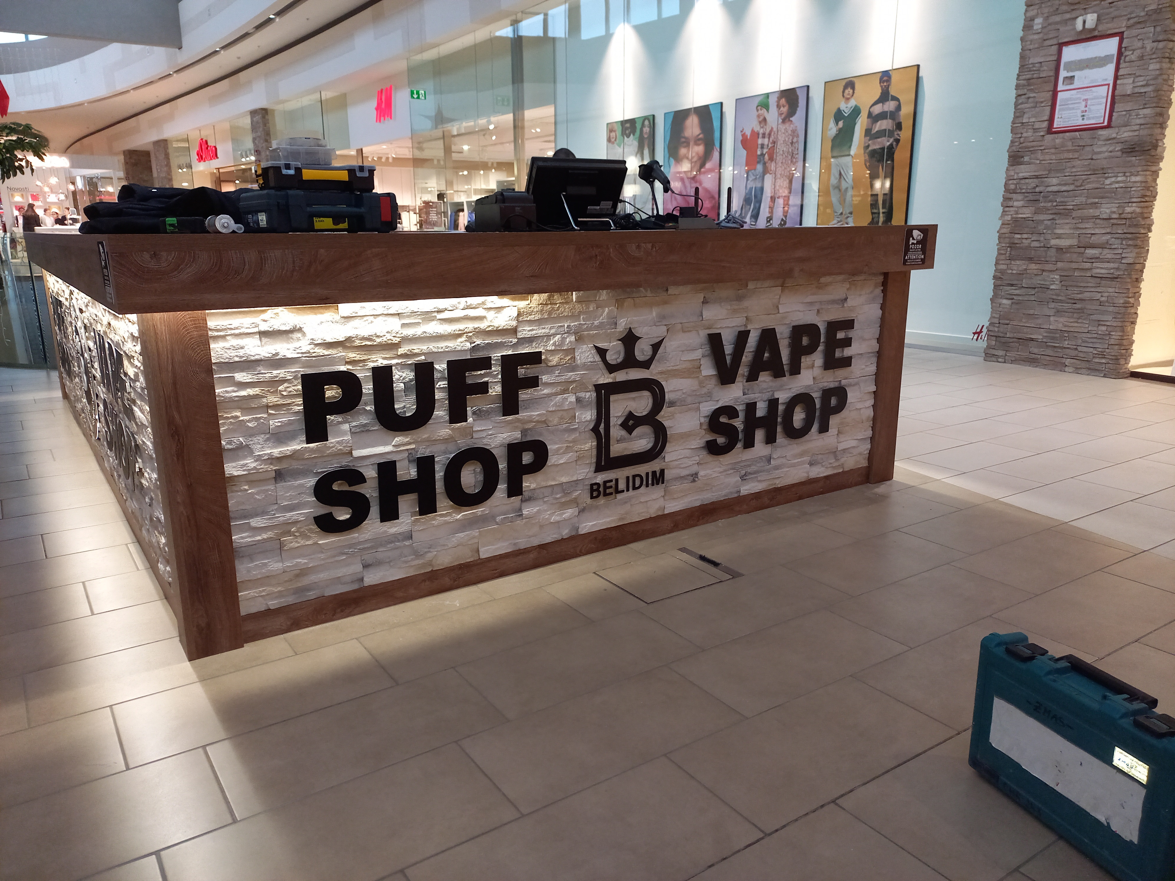 3D črke z distanco in logo