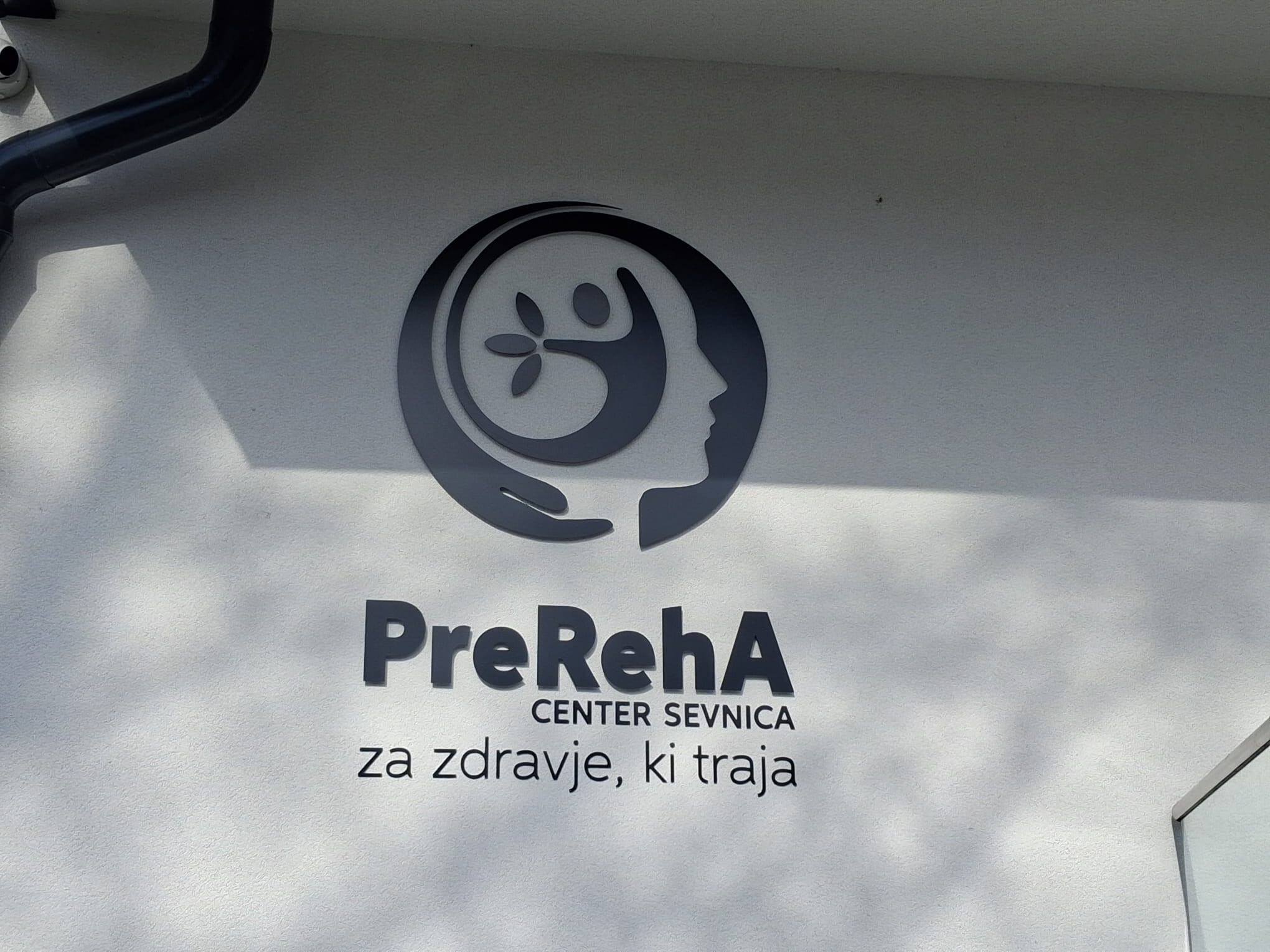 3D napis na fizioterapiji ZD Sevnica