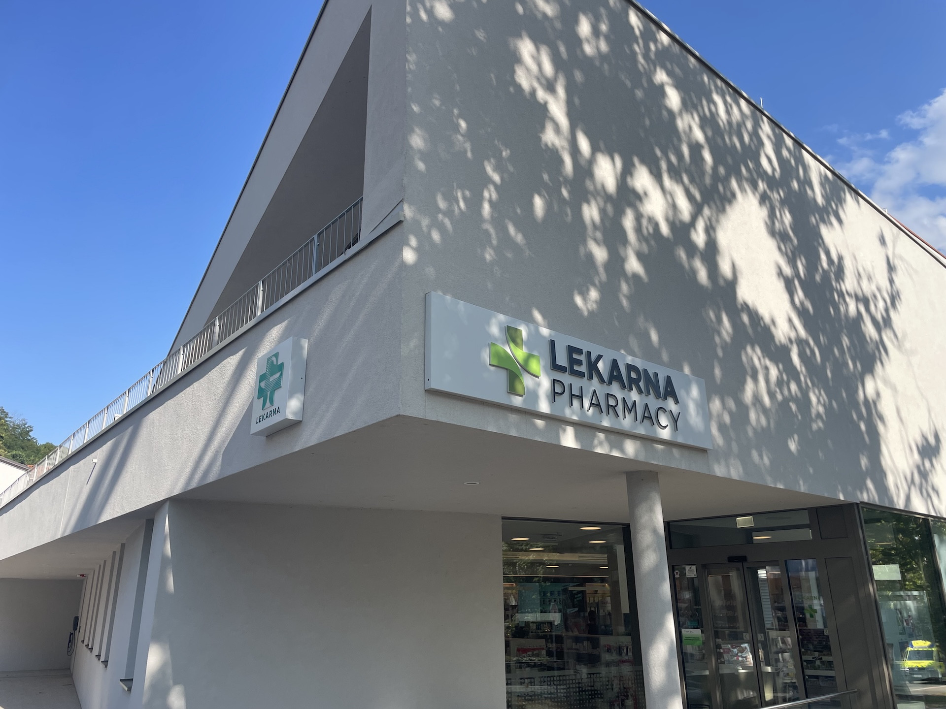 Čiščenje in servis svetlobnih napisov Kraških Lekarn