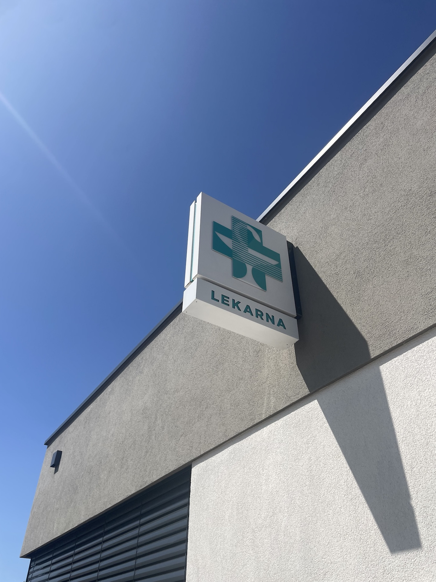 Čiščenje in servis svetlobnih napisov Kraških Lekarn