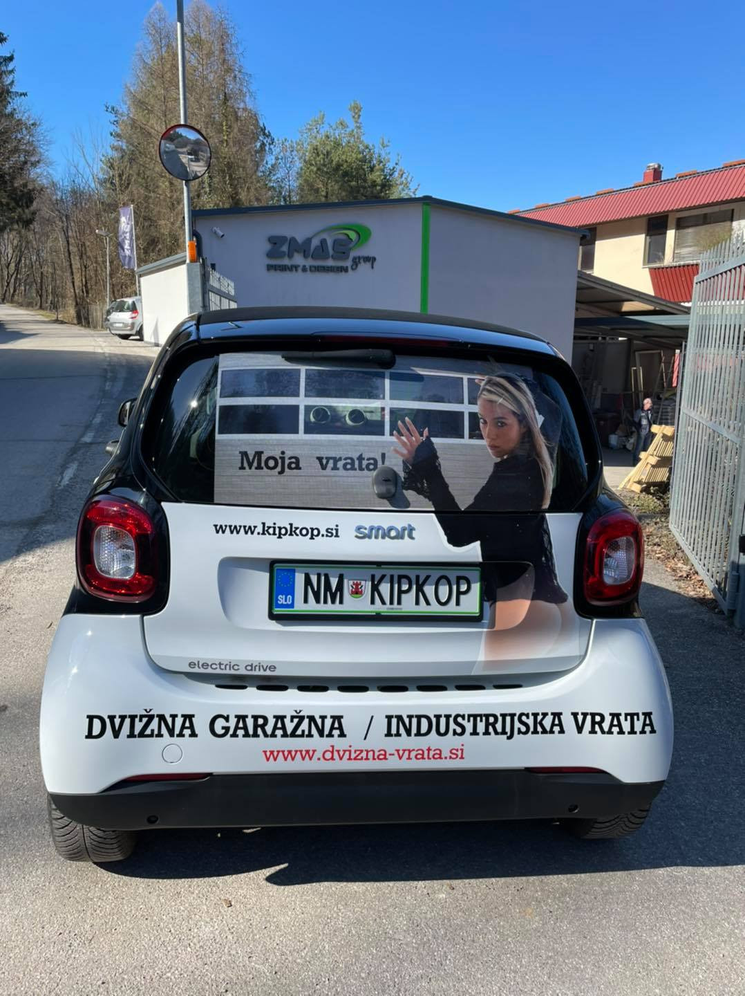 Električni smart z novo podobo podjetja KIP KOP