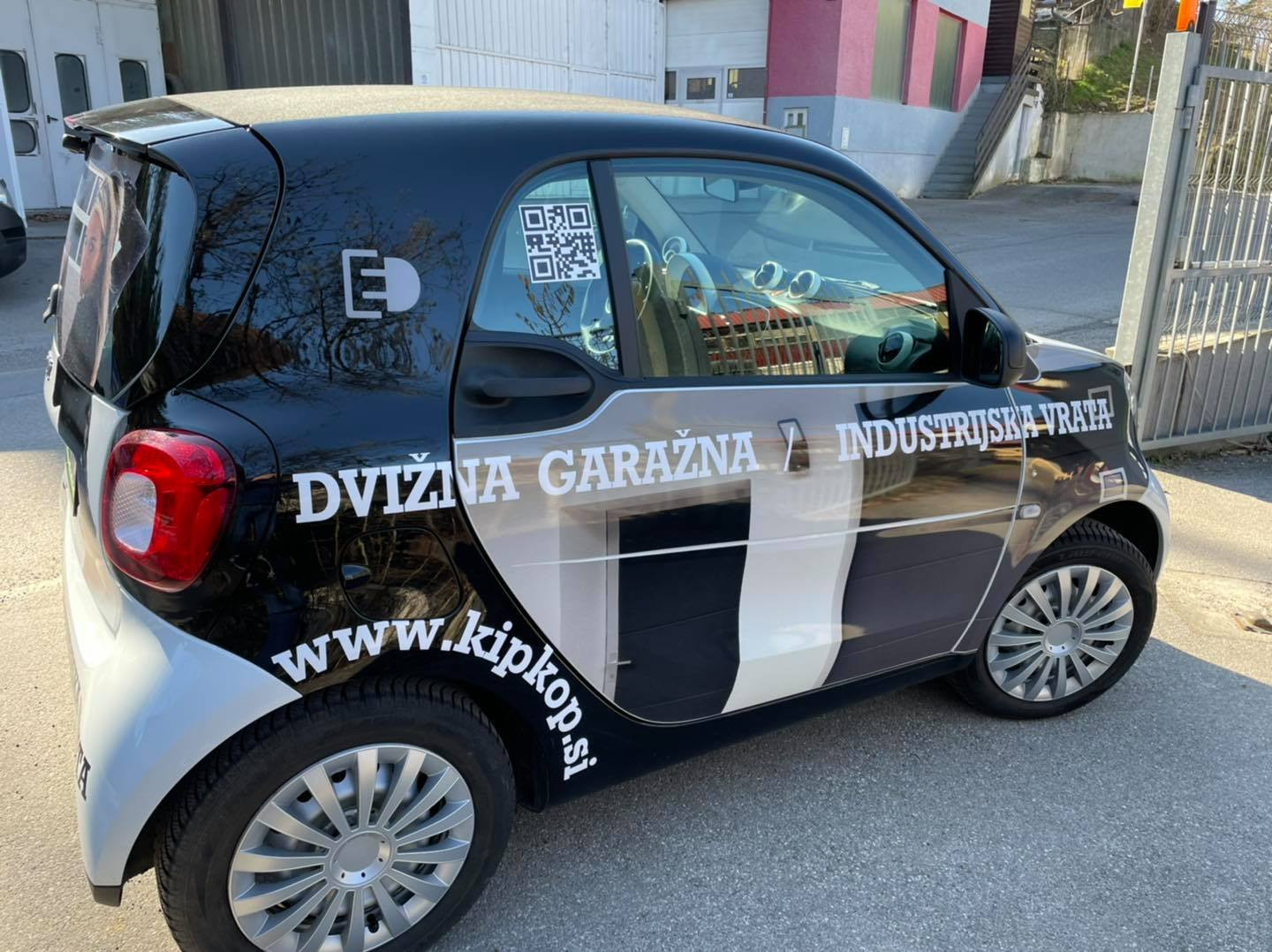 Električni smart z novo podobo podjetja KIP KOP