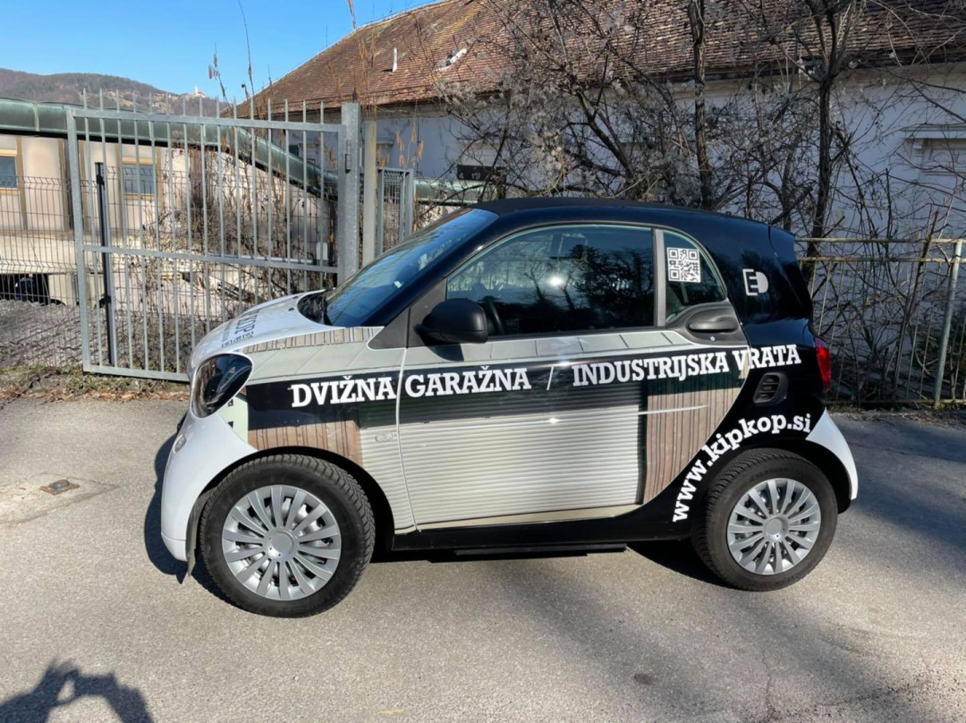 Električni smart z novo podobo podjetja KIP KOP