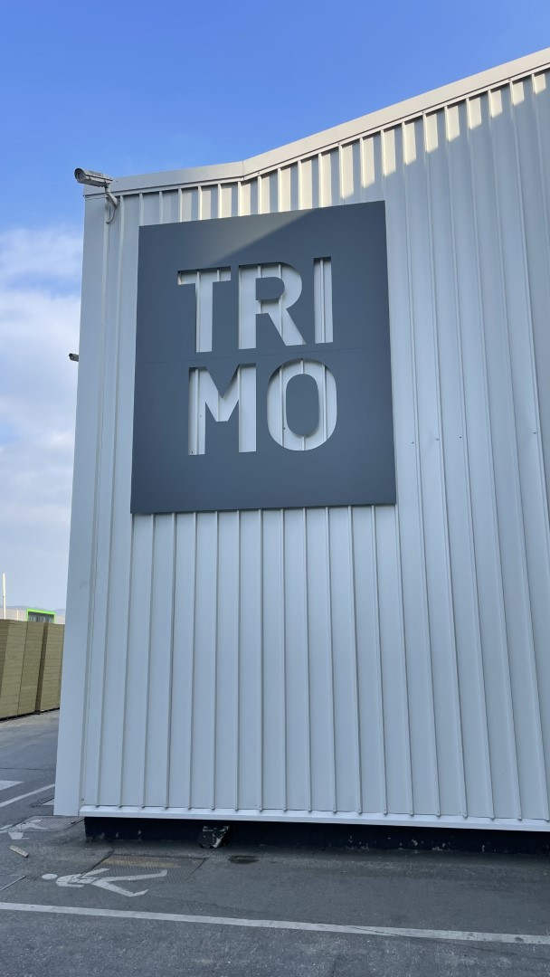 Mesh napis Trimo z LED osvetlitvijo