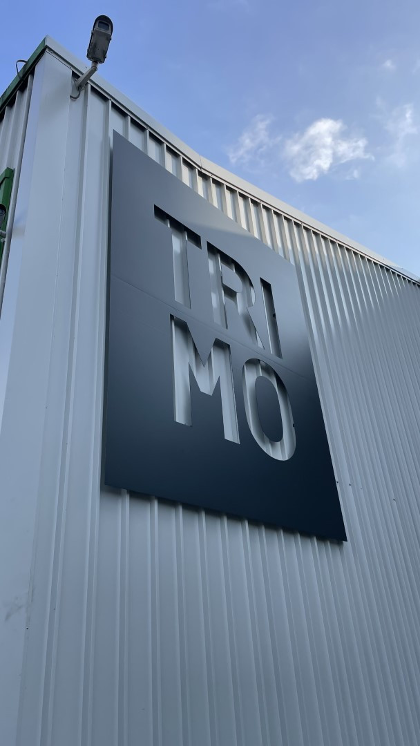 Mesh napis Trimo z LED osvetlitvijo