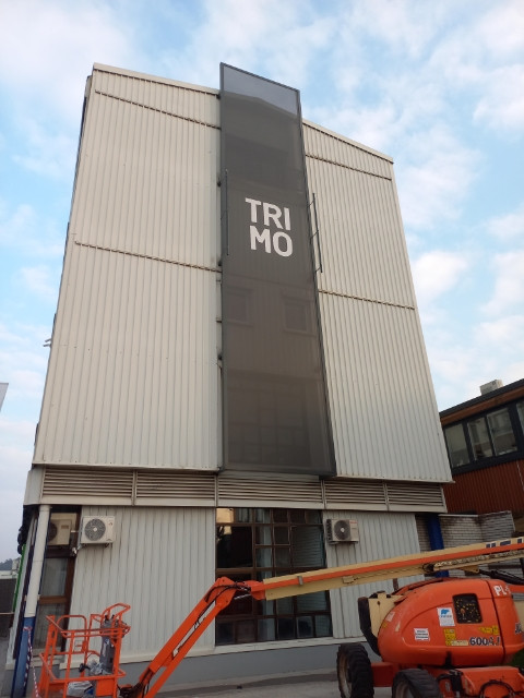 Mesh napis Trimo z LED osvetlitvijo