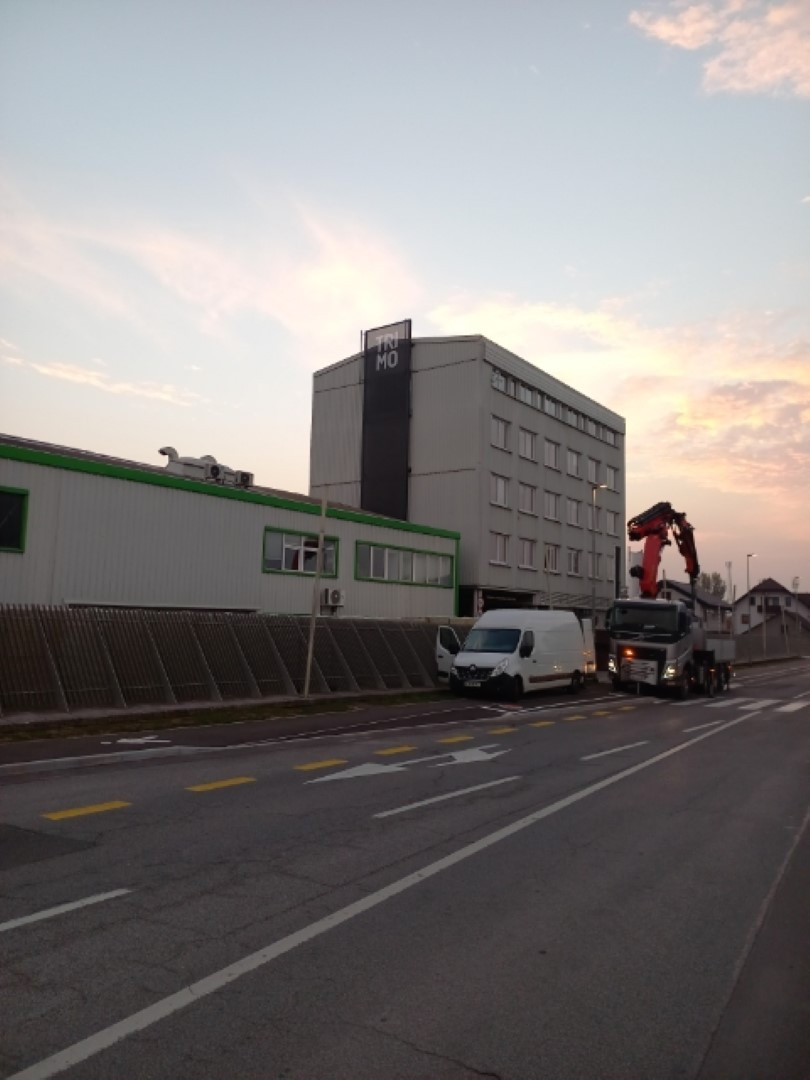 Mesh napis Trimo z LED osvetlitvijo