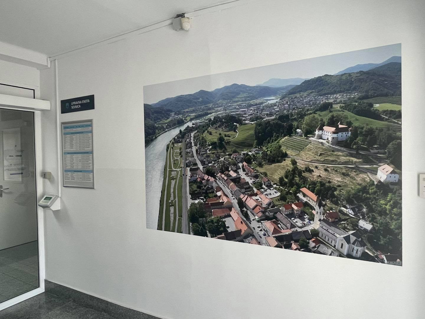 Občinski novi vhod dobil piko na i