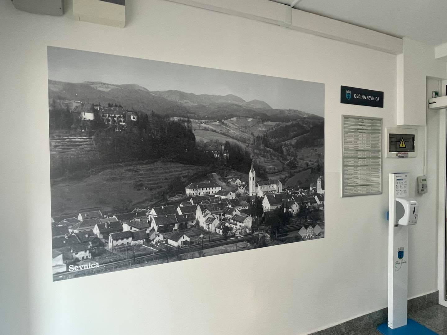 Občinski novi vhod dobil piko na i