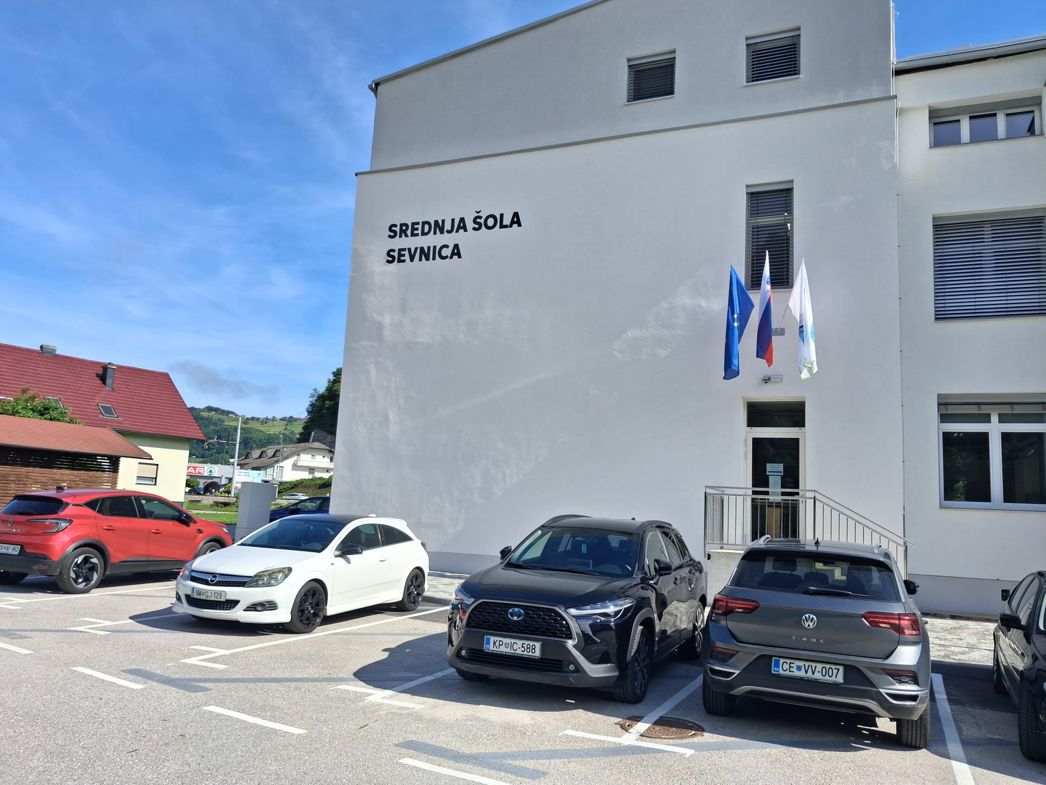 Označitev Srednje šole Sevnica s 3D napisi in zastavami
