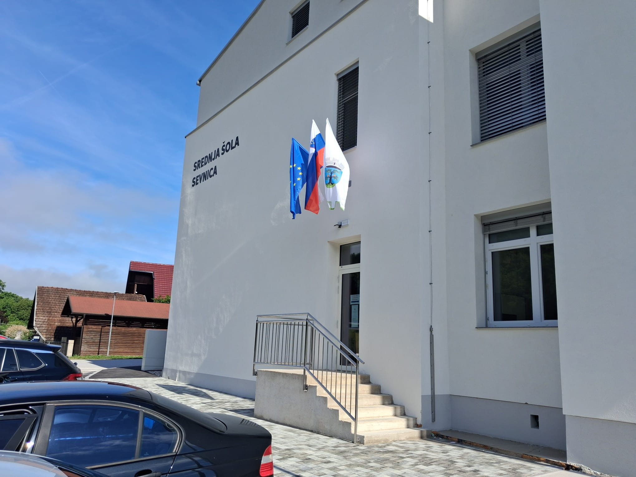 Označitev Srednje šole Sevnica s 3D napisi in zastavami