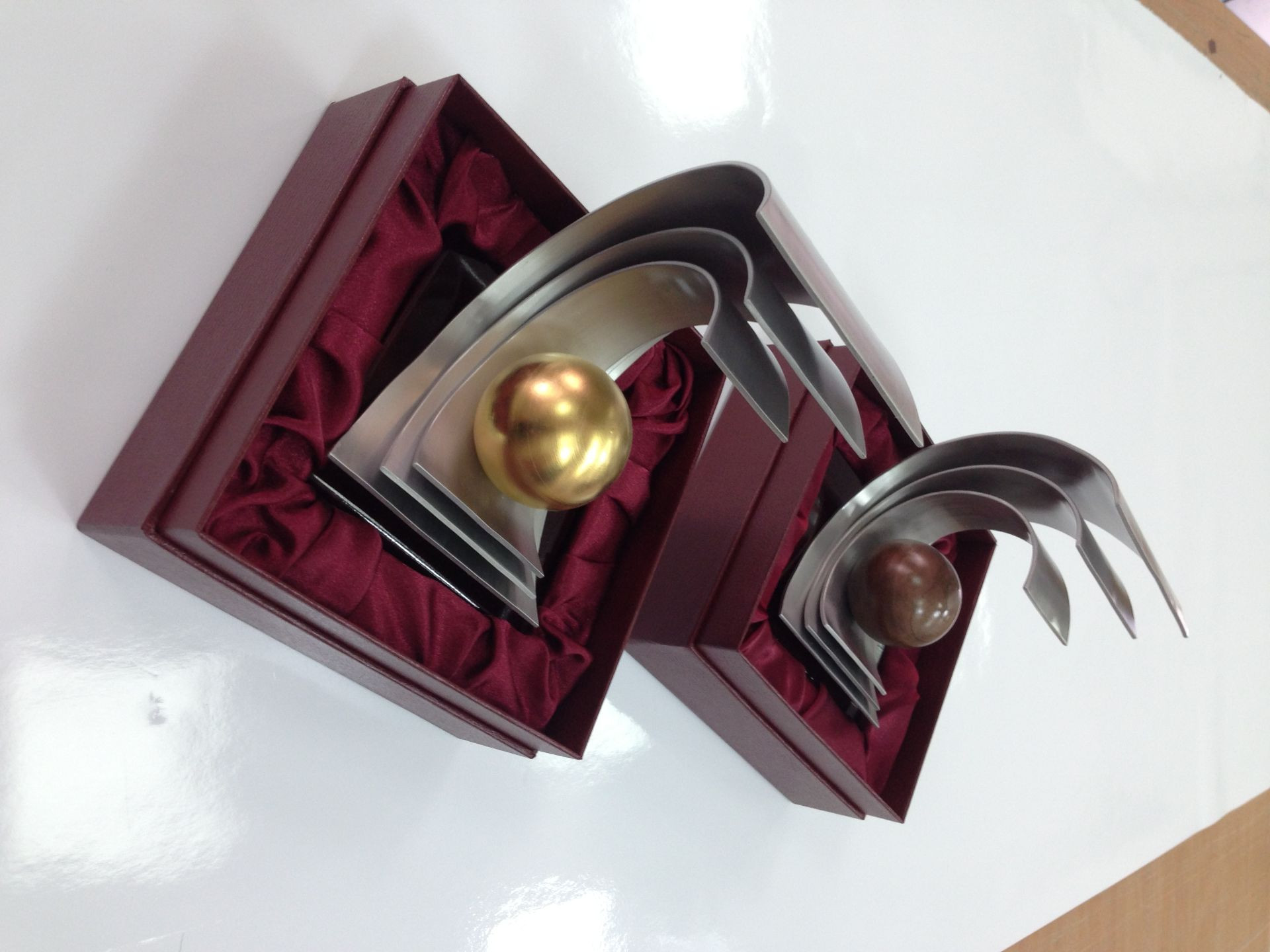 Štampiljke, plakate, priponke