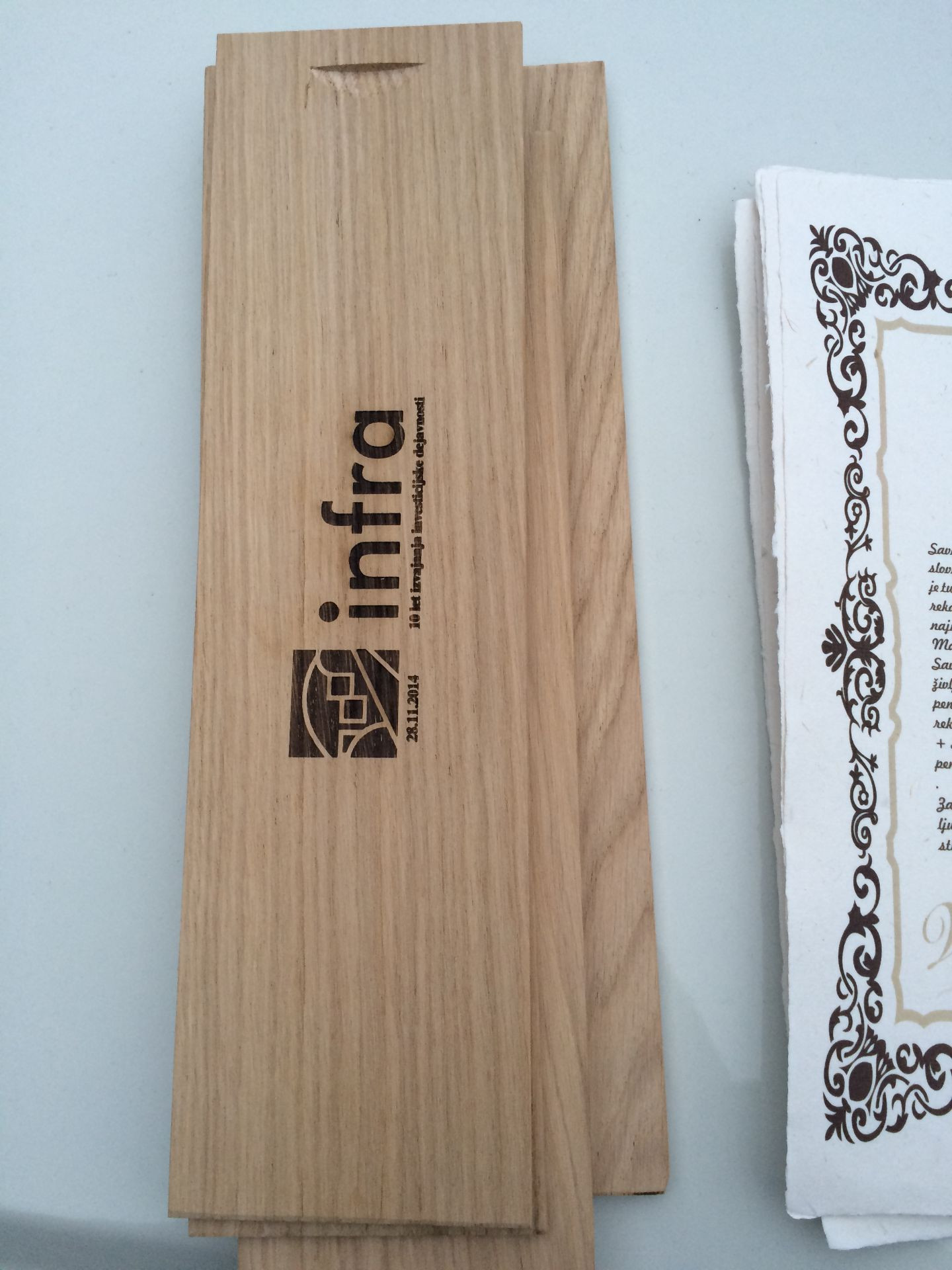 Štampiljke, plakate, priponke