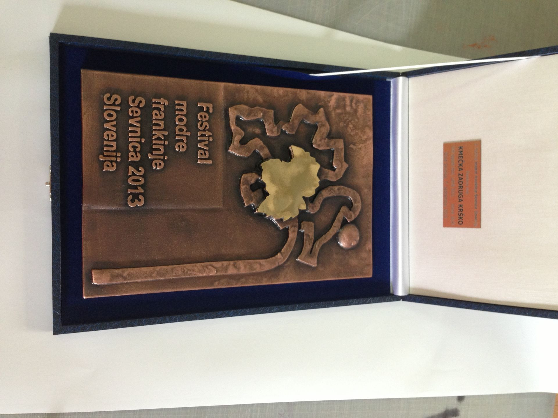 Štampiljke, plakate, priponke