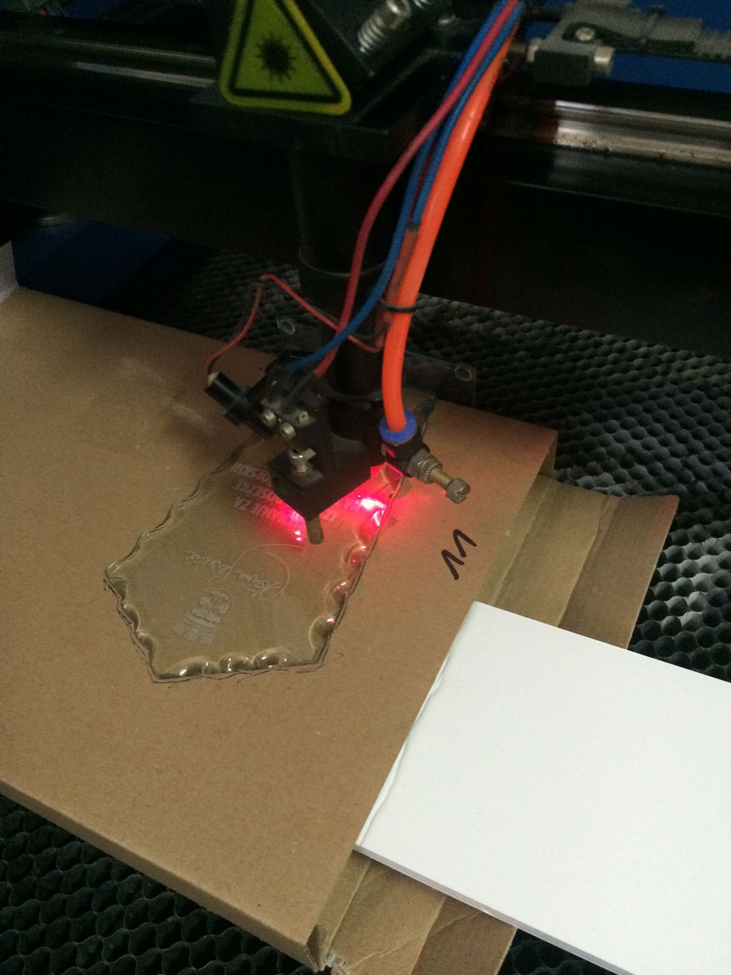 Štampiljke, plakate, priponke