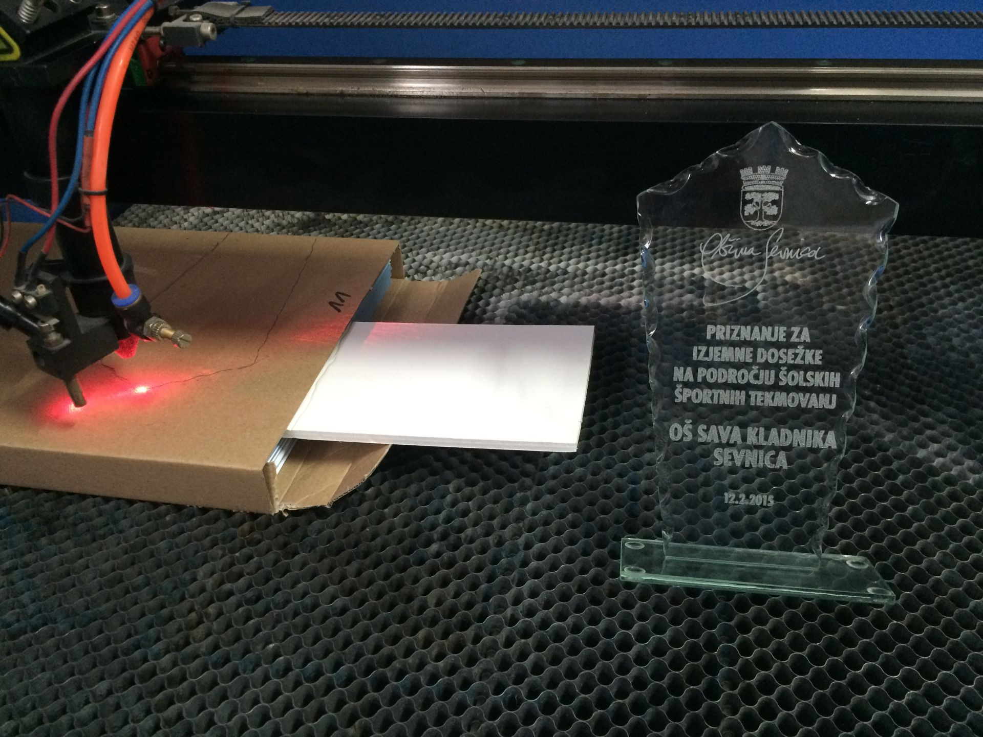 Štampiljke, plakate, priponke