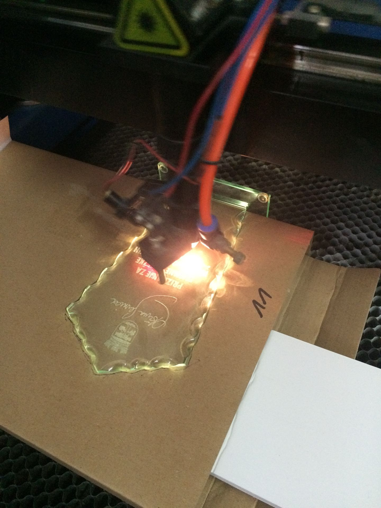 Štampiljke, plakate, priponke