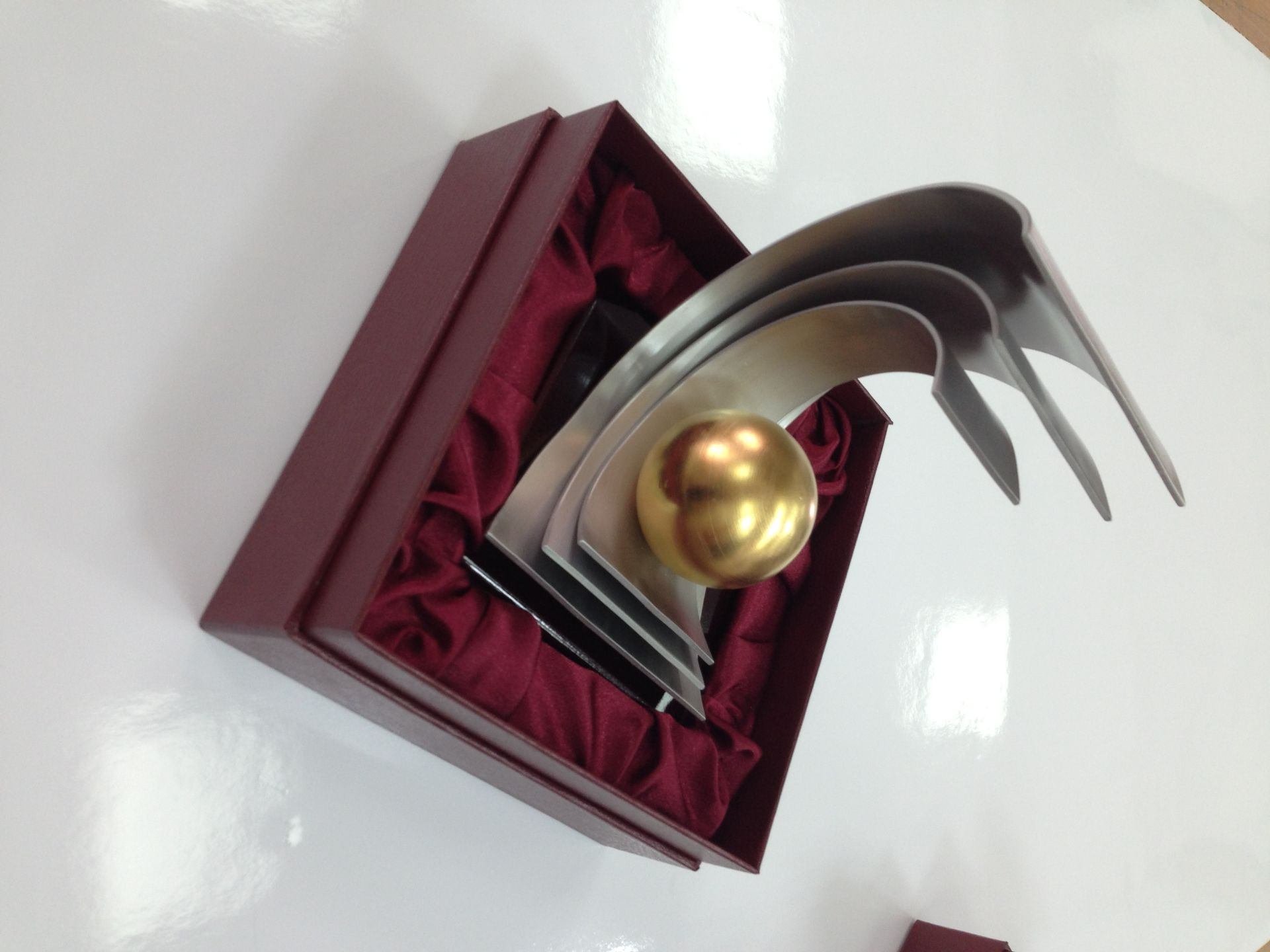 Štampiljke, plakate, priponke