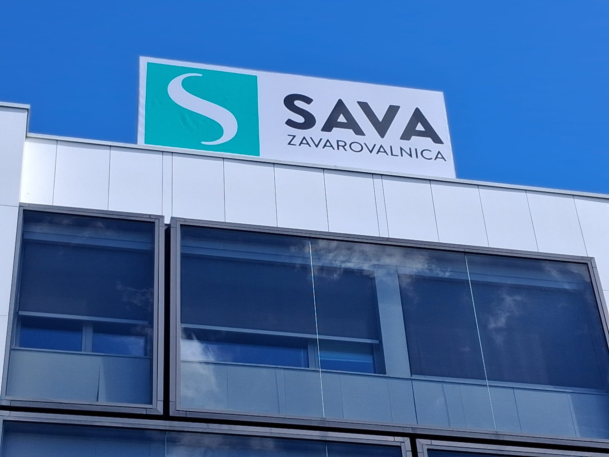 Svetlobna napisa na glavni enoti Zavarovalnice Sava