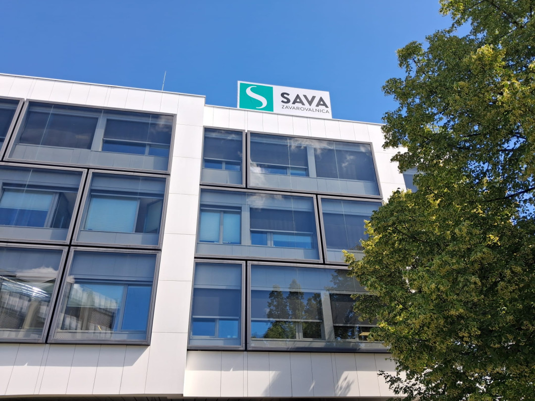 Svetlobna napisa na glavni enoti Zavarovalnice Sava