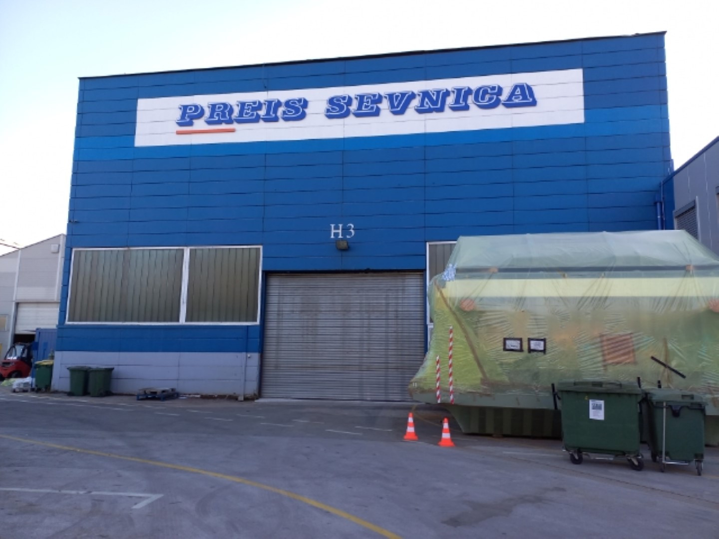 Svetlobni napis z zadaj osvetljenimi 3D črkami in block out folijo spredaj