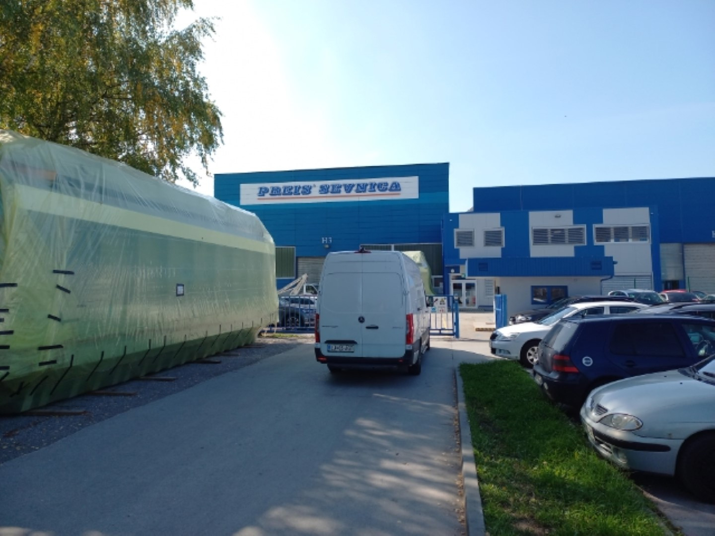 Svetlobni napis z zadaj osvetljenimi 3D črkami in block out folijo spredaj