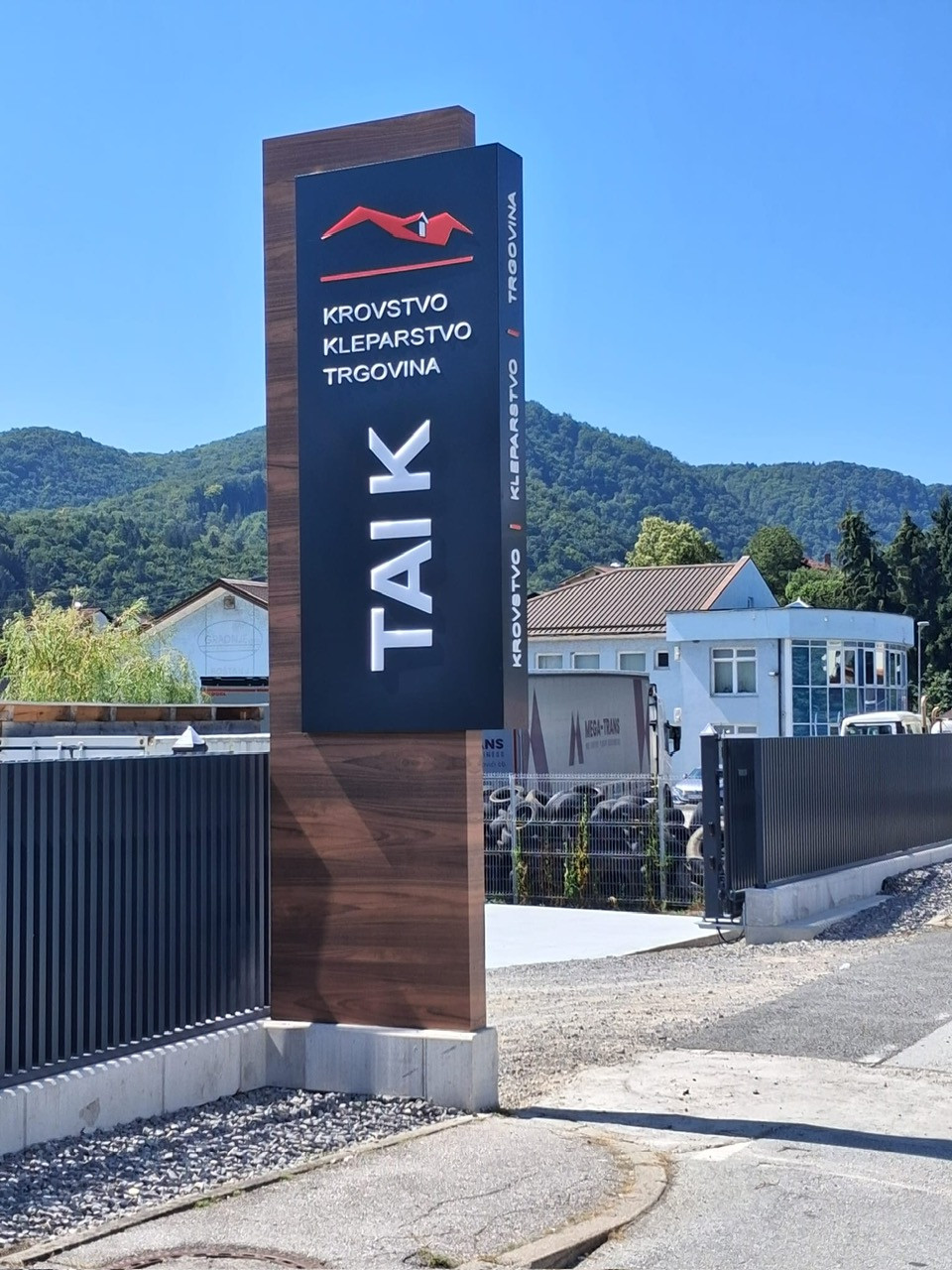 Svetlobni totem s 3D napisi TAIK