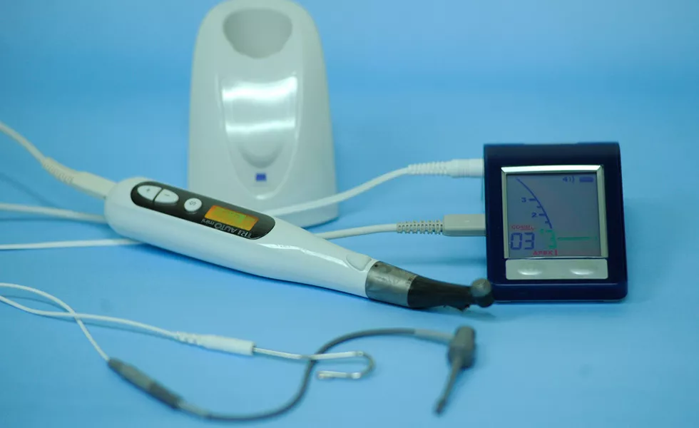 Uporaba Apex lokatorja in kolenčnika J. Morita