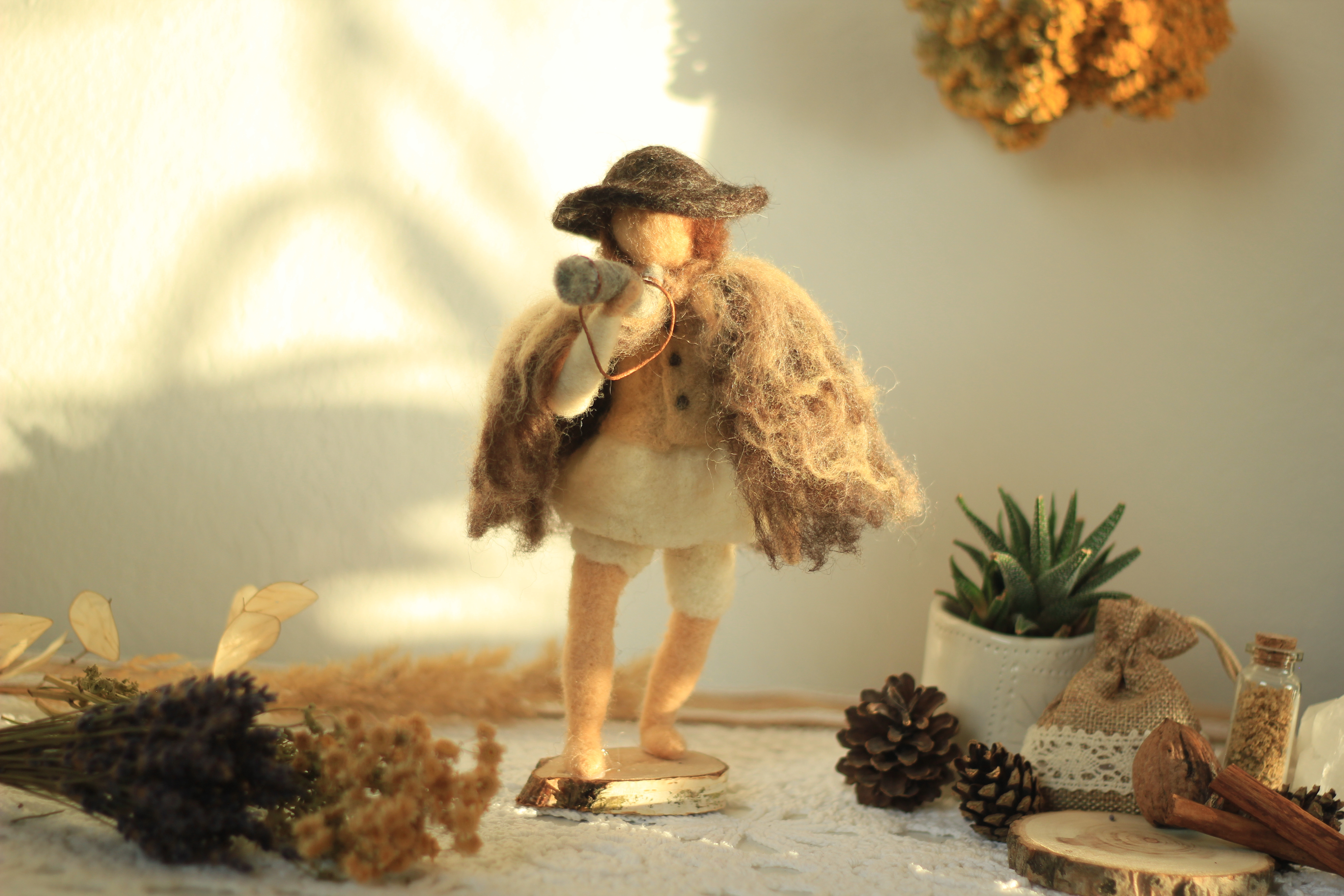 Oblačilna dediščina v polstenih figurah