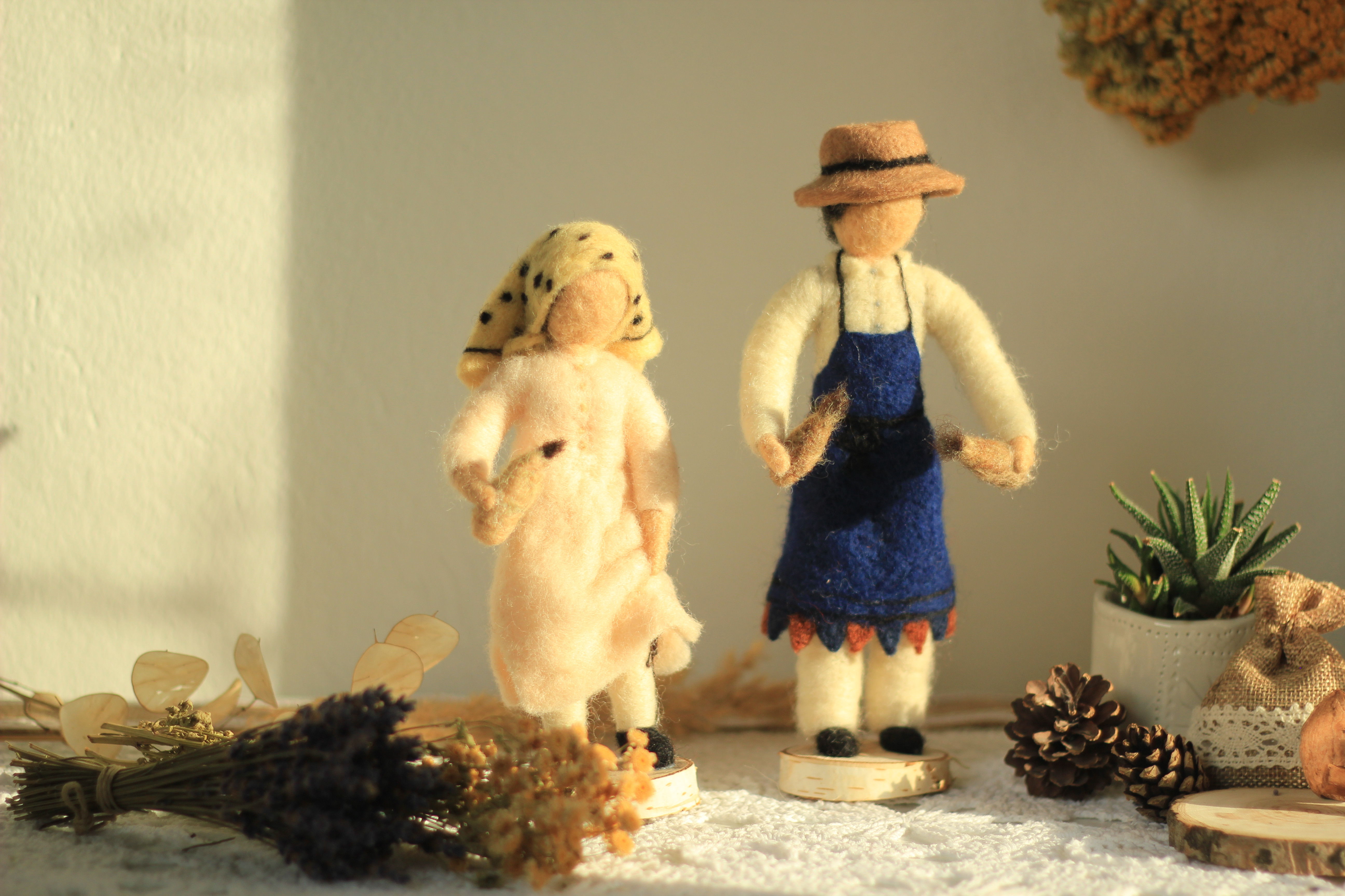 Oblačilna dediščina v polstenih figurah