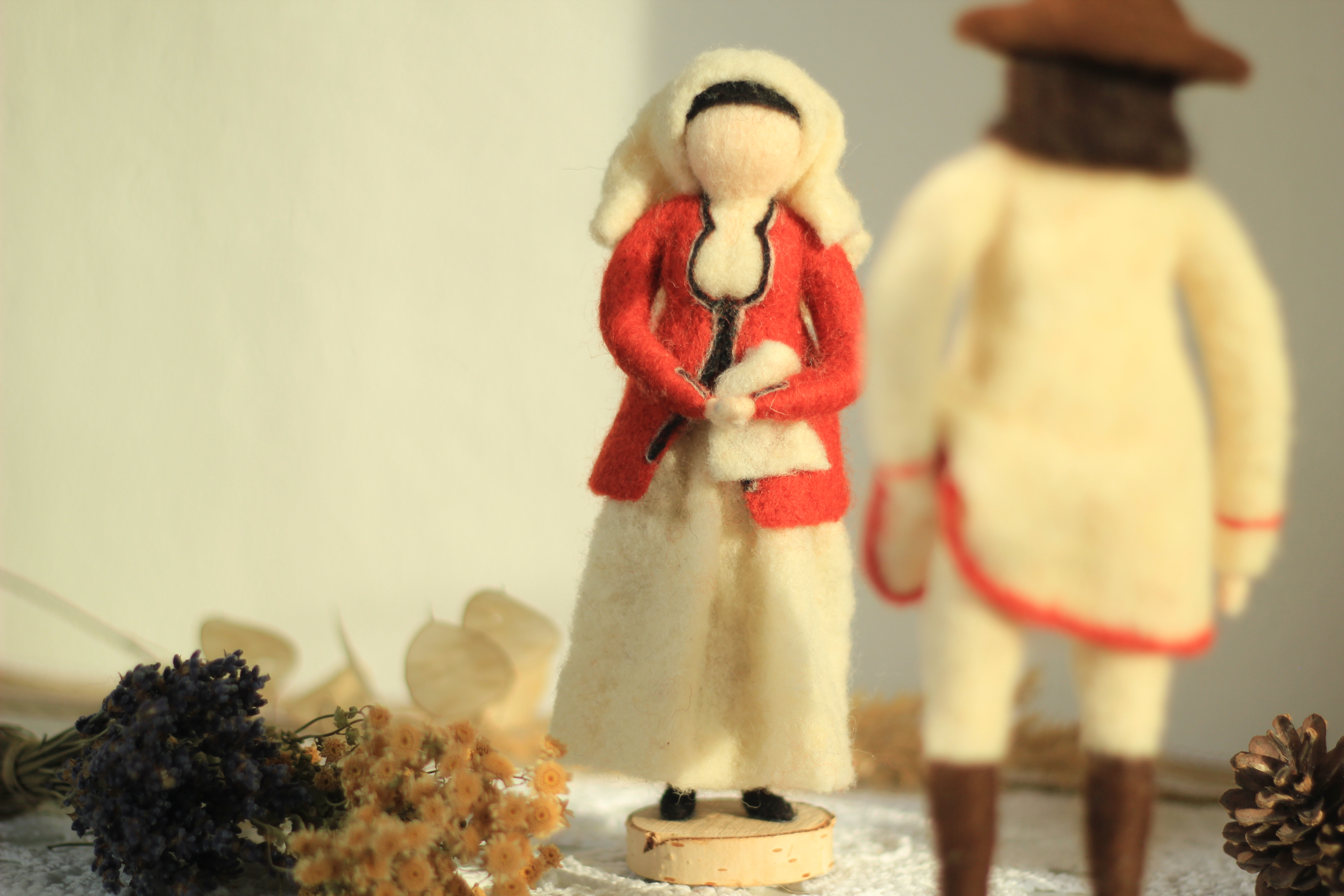 Oblačilna dediščina v polstenih figurah