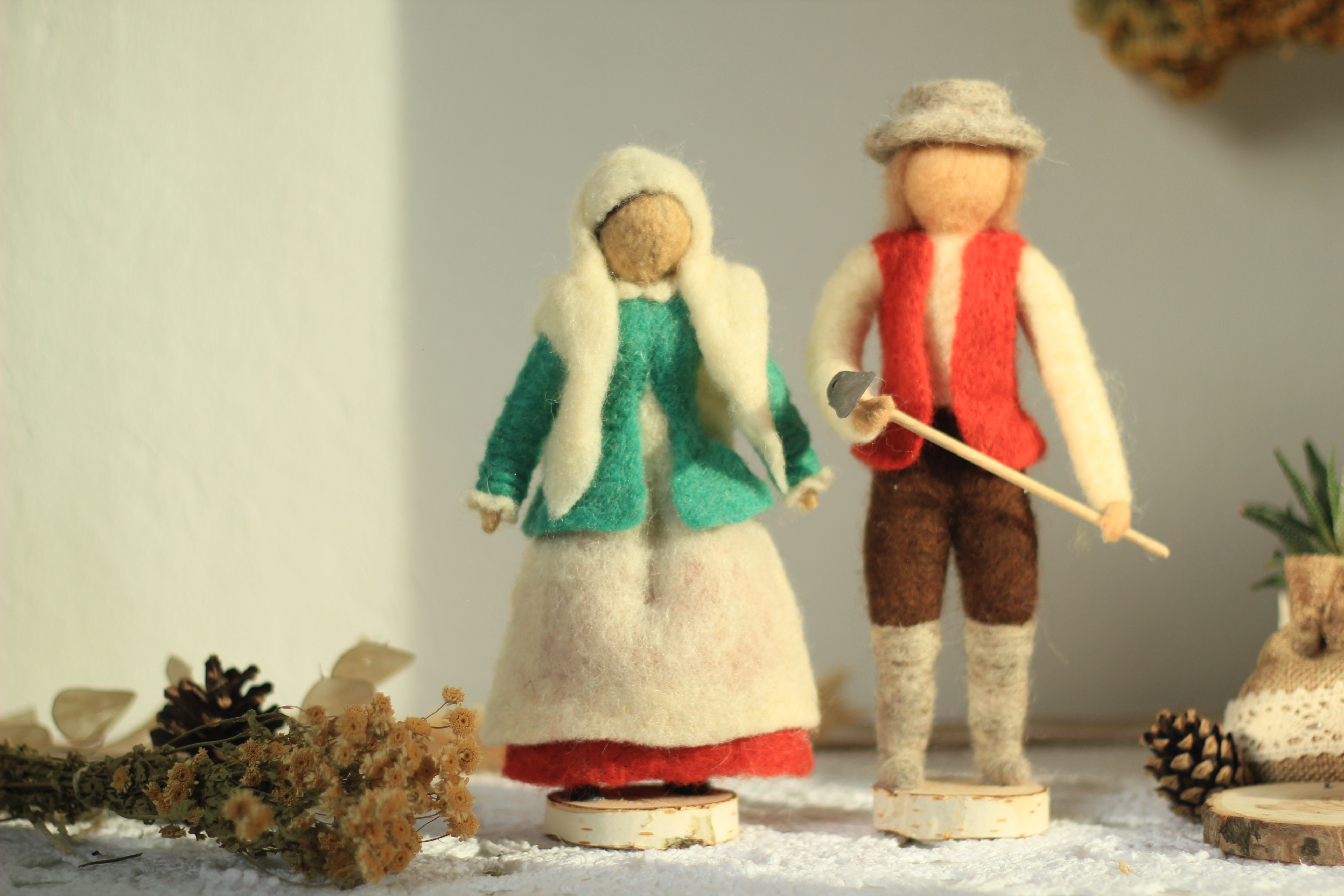 Oblačilna dediščina v polstenih figurah