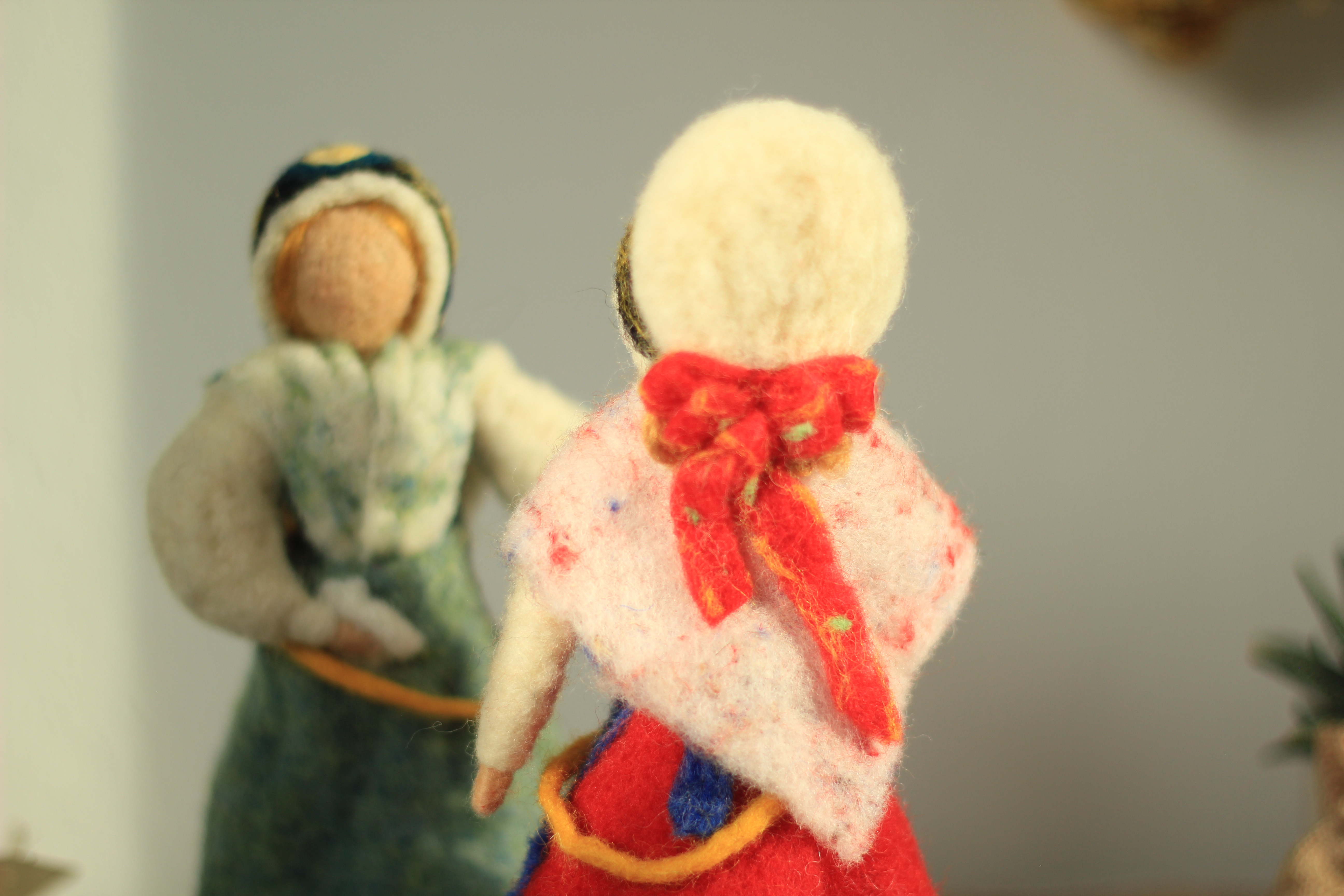 Oblačilna dediščina v polstenih figurah