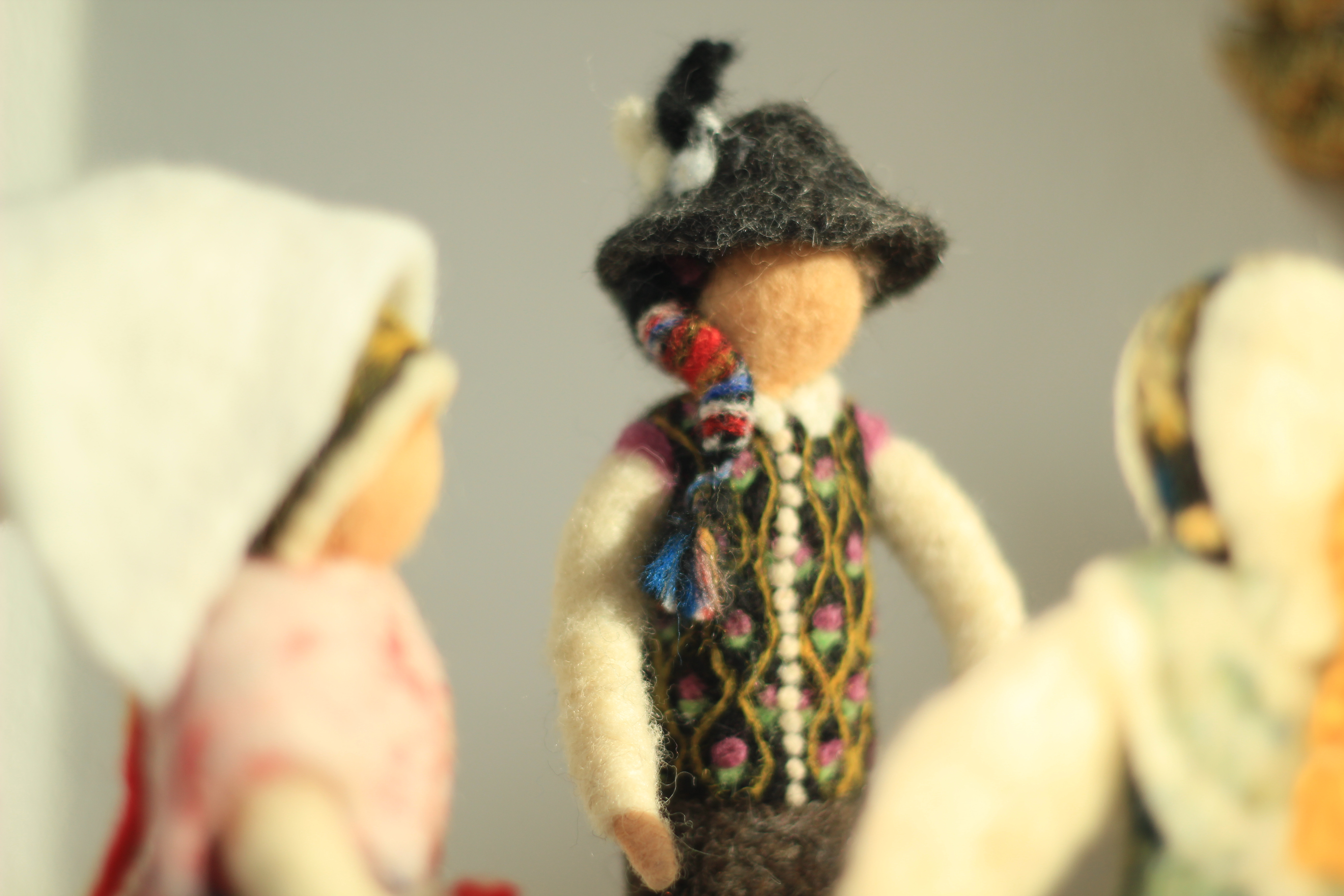 Oblačilna dediščina v polstenih figurah