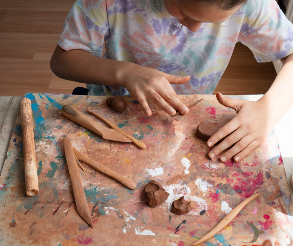 Prid’ na čvek: Delavnica ustvarjanja z glino