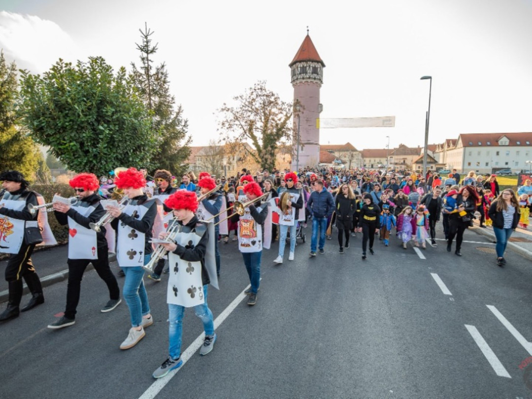 Pustna povorka Brežice