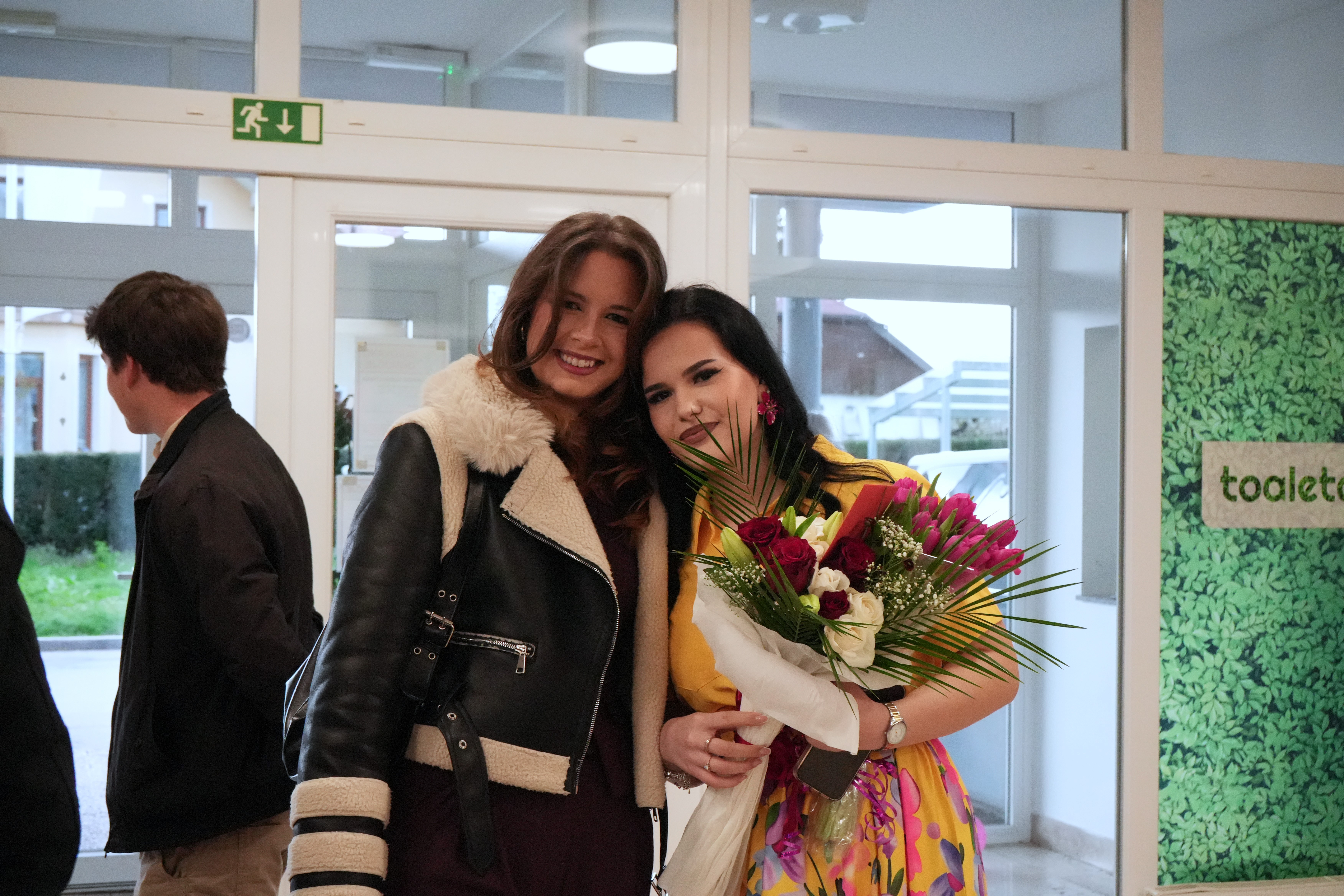 V avli MC Brežice zaživela razstava Umetnica svojega življenja